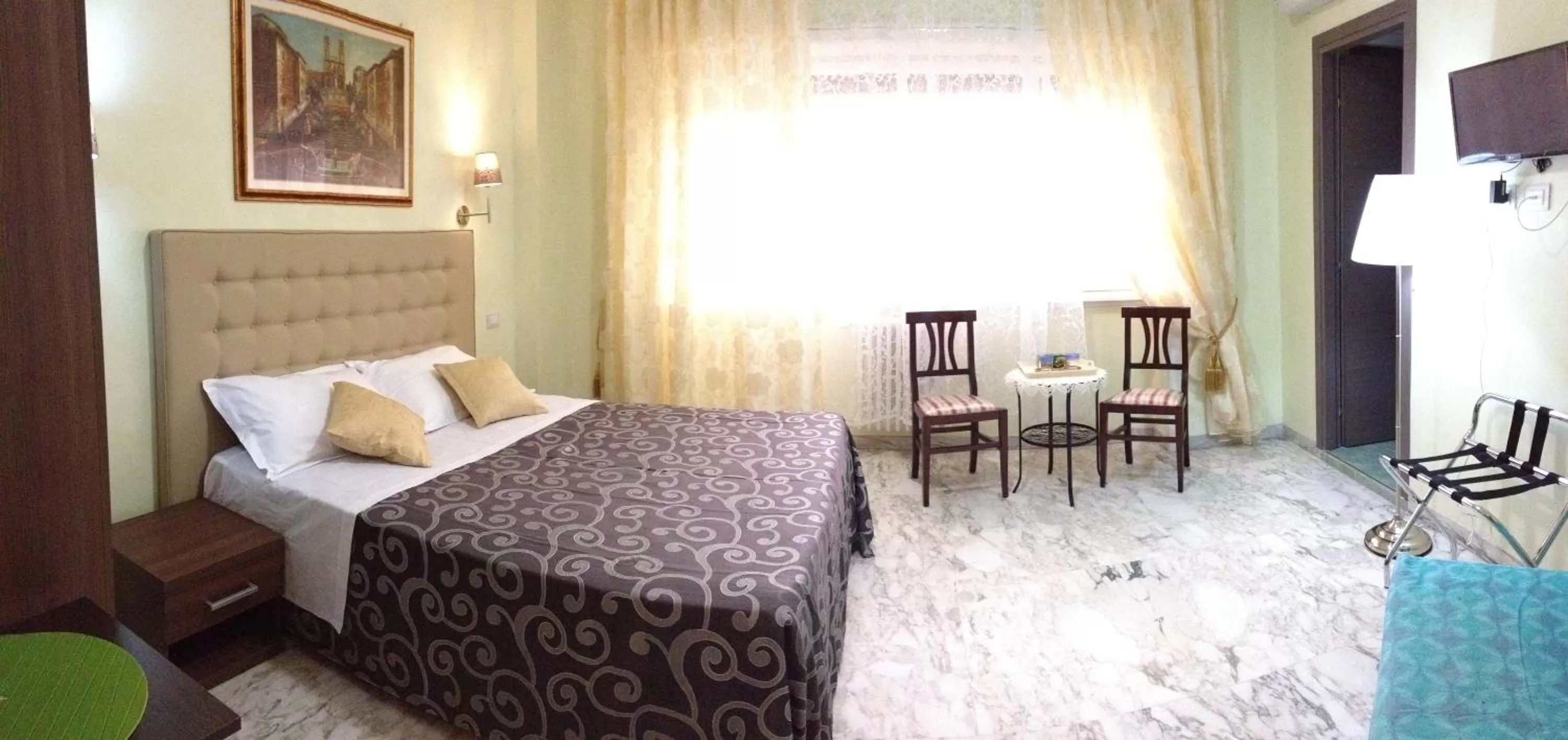 Shower, Bed in Vatican Golden Rooms