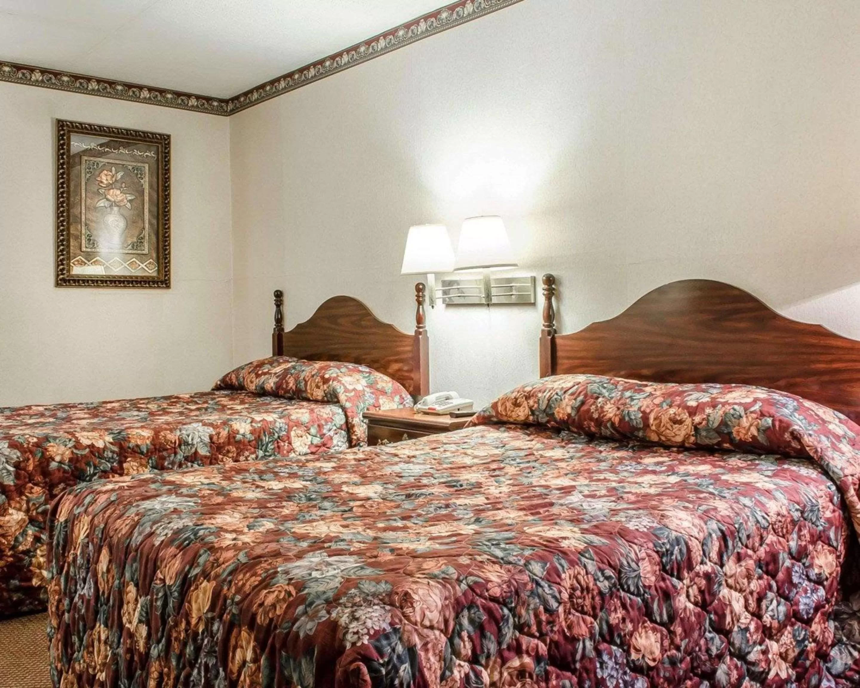 Photo of the whole room, Bed in Econo Lodge Frackville