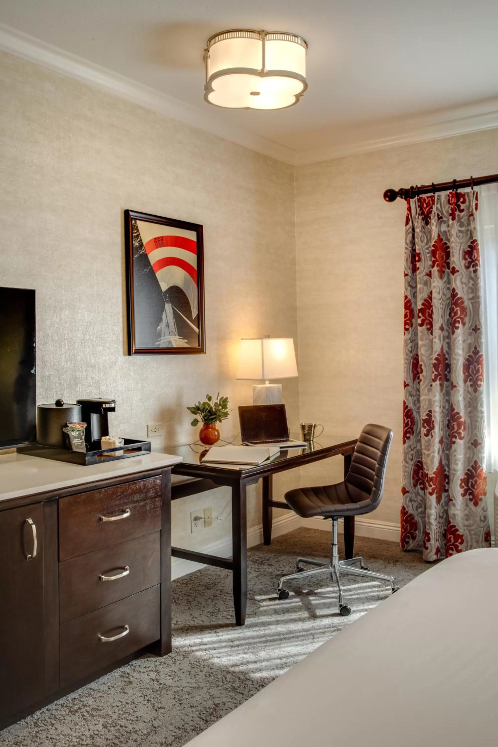 TV and multimedia in Ayres Hotel Costa Mesa Newport Beach