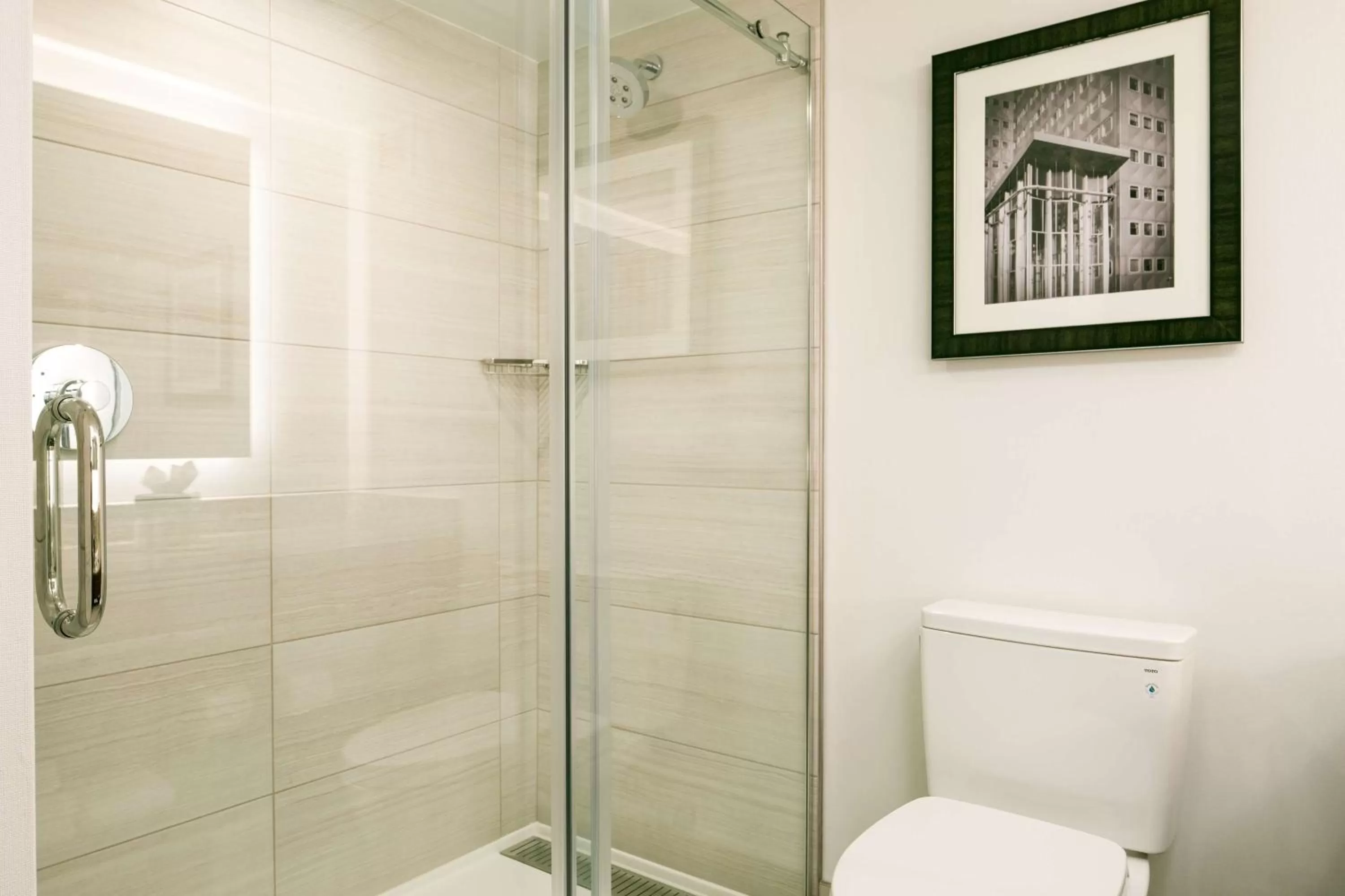 Bathroom in DoubleTree by Hilton Pittsburgh - Cranberry