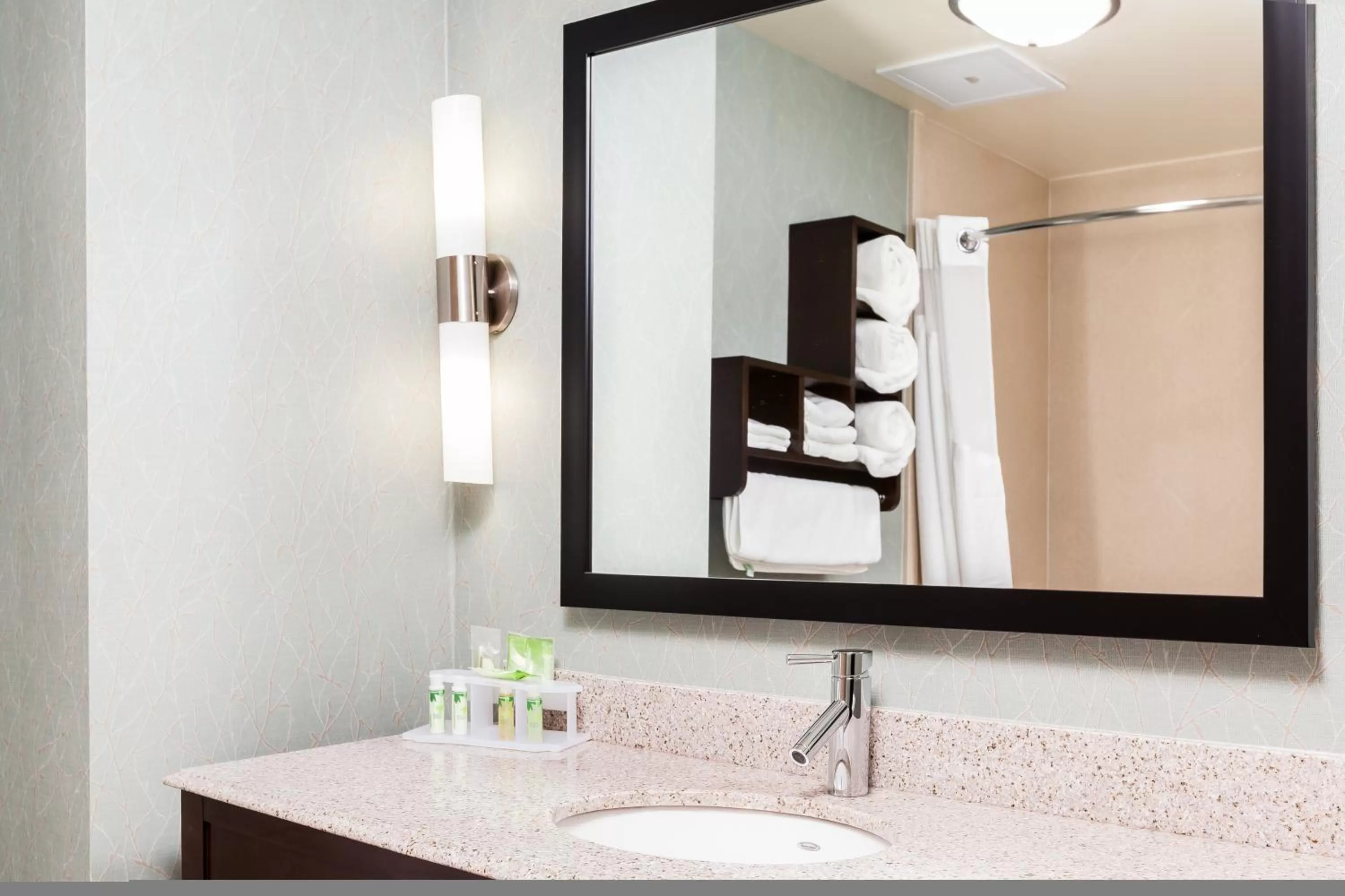 Bathroom in Holiday Inn Express & Suites Eureka by IHG