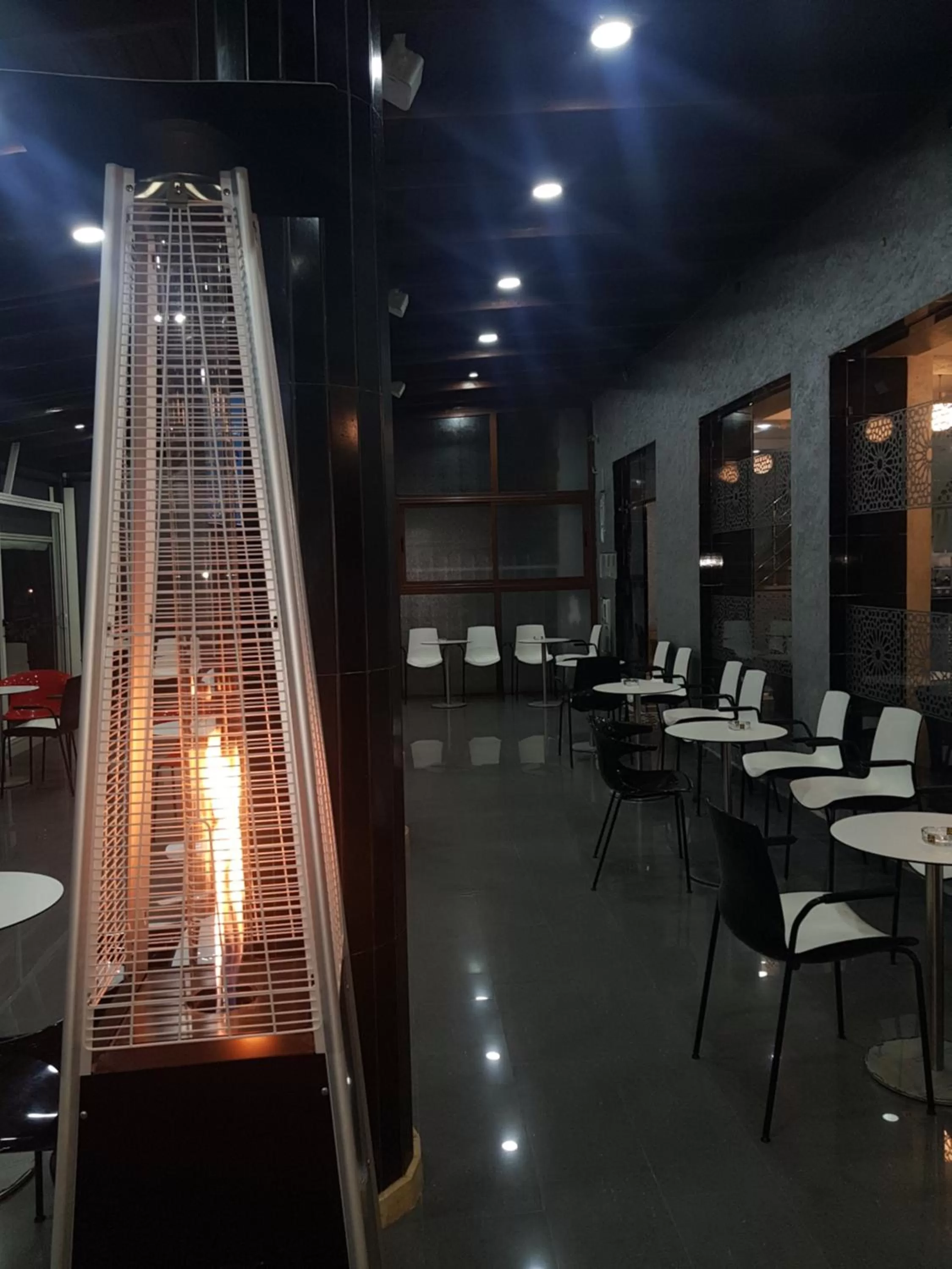 ZELLAKA hôtel & café