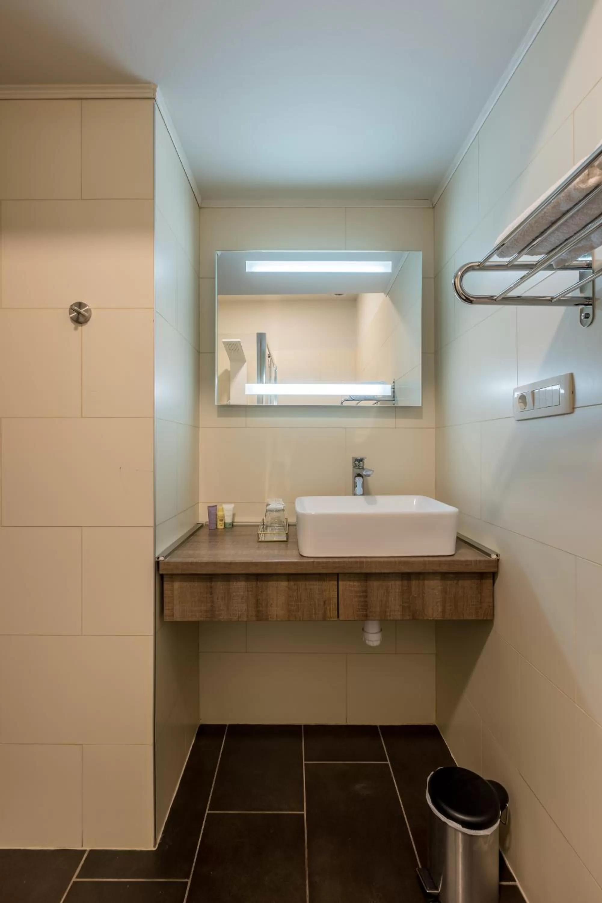 Shower in Leonis Restaurant & Rooms