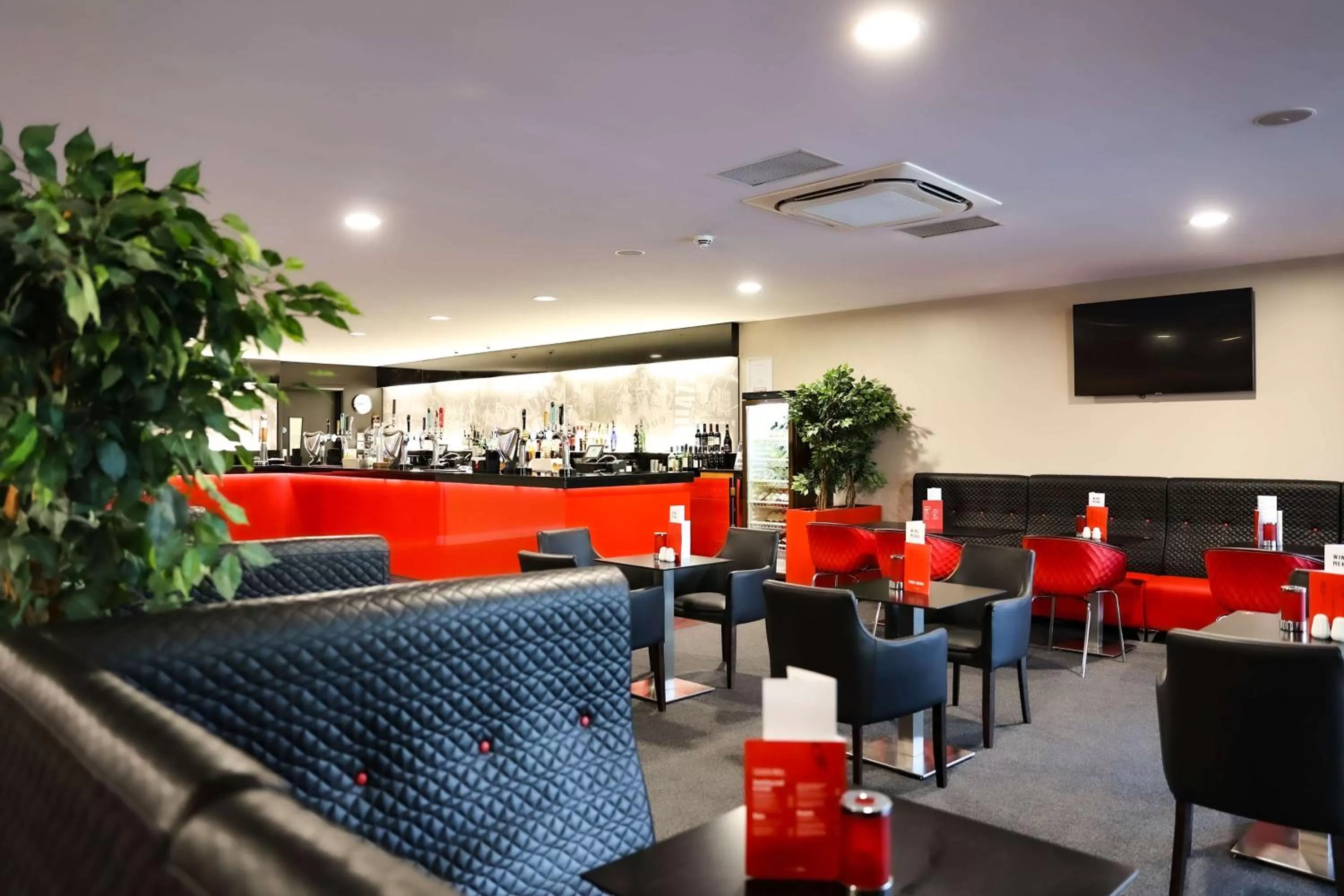 Lounge or bar in DoubleTree By Hilton Milton Keynes