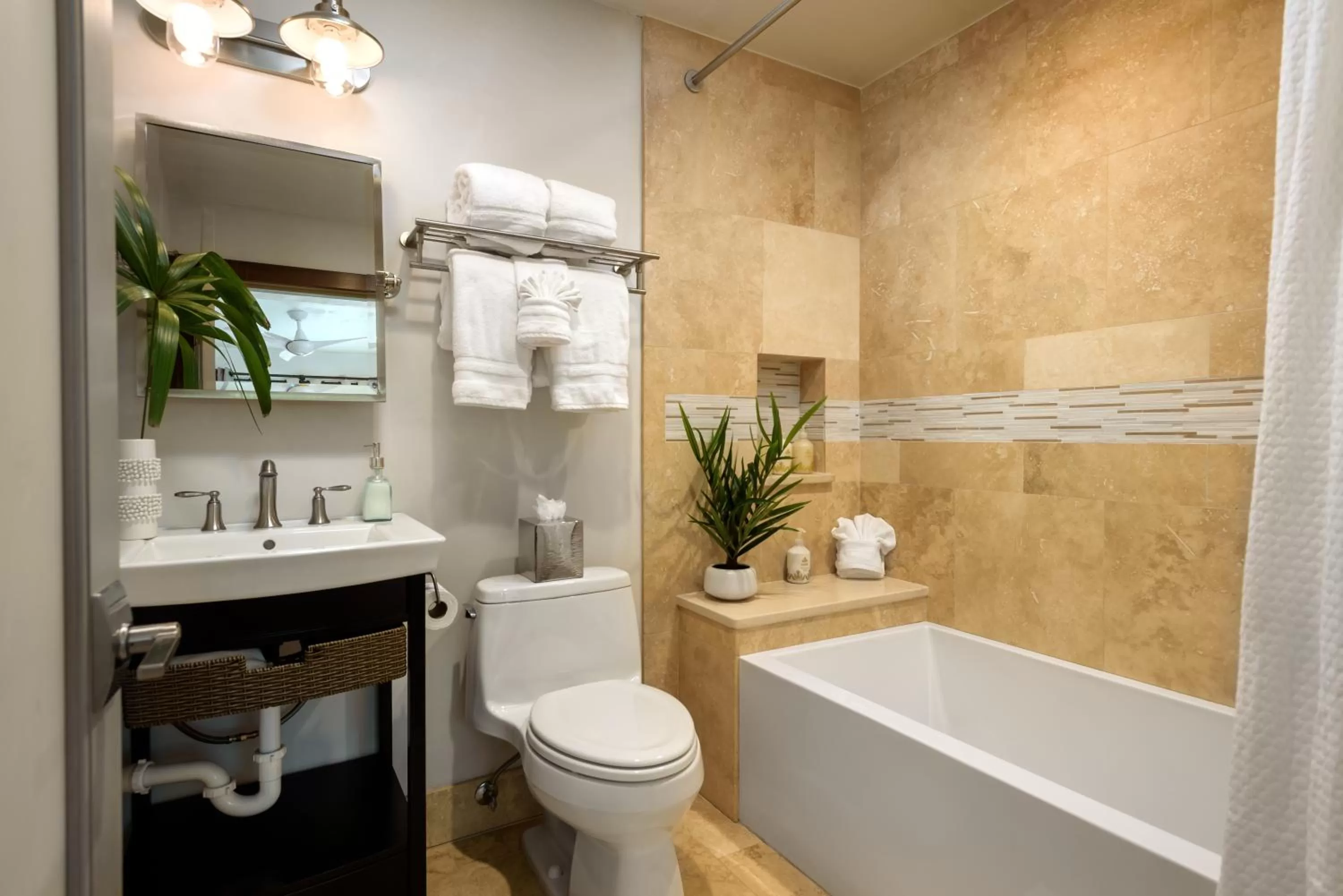 Shower, Bathroom in Paia Inn