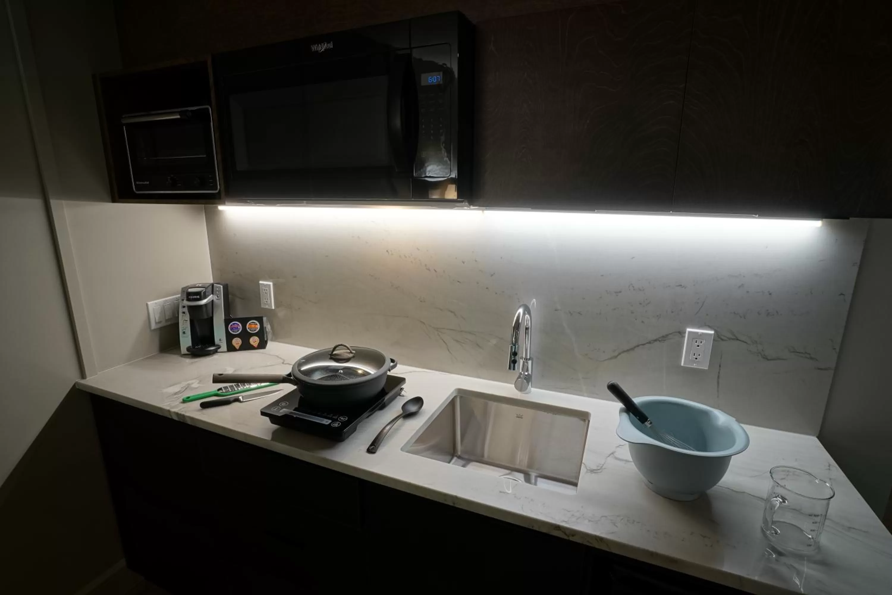 Kitchen or kitchenette in Hôtel & Suites Normandin Lévis