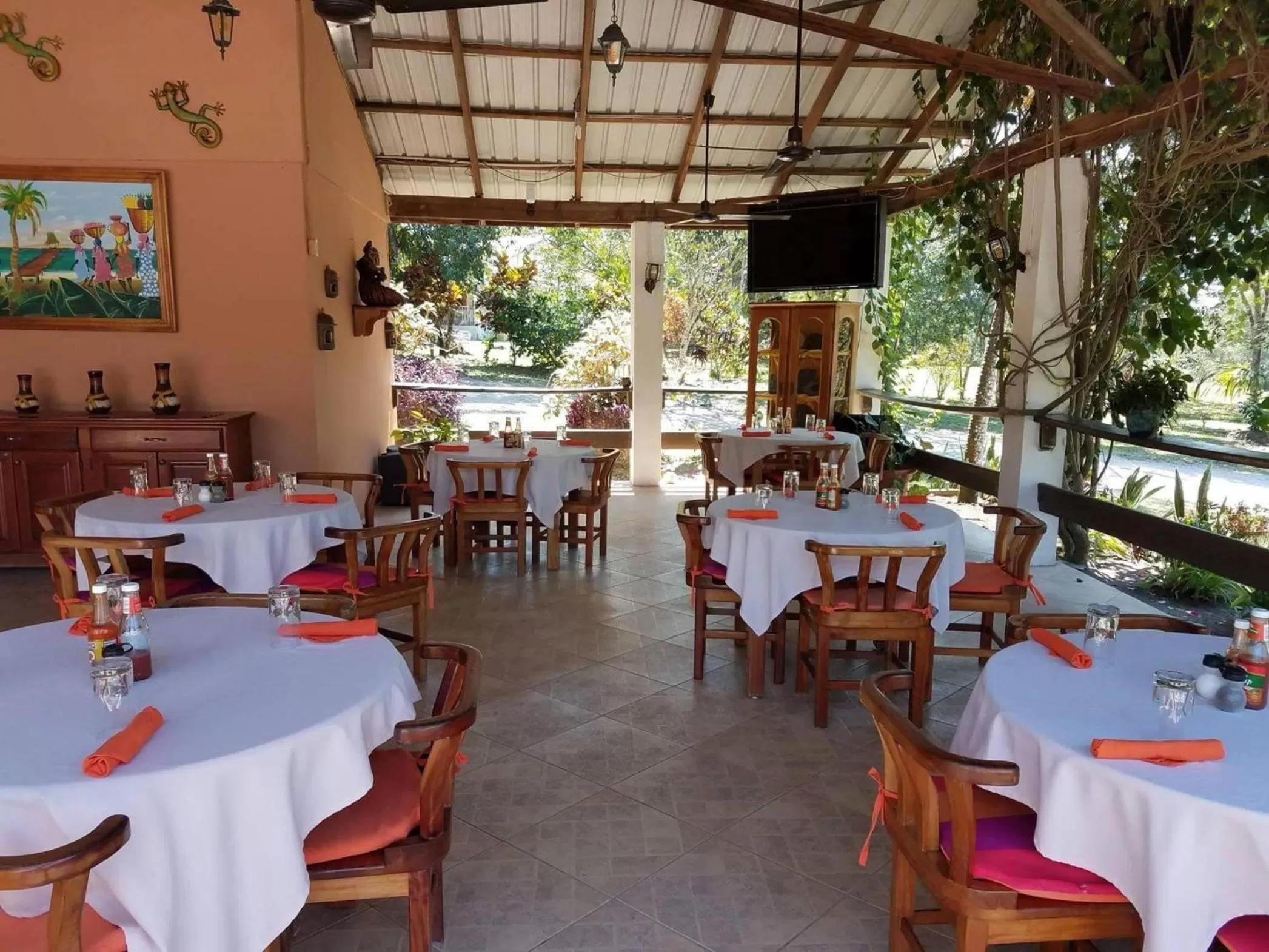 Restaurant/places to eat in The Log Cab-Inn