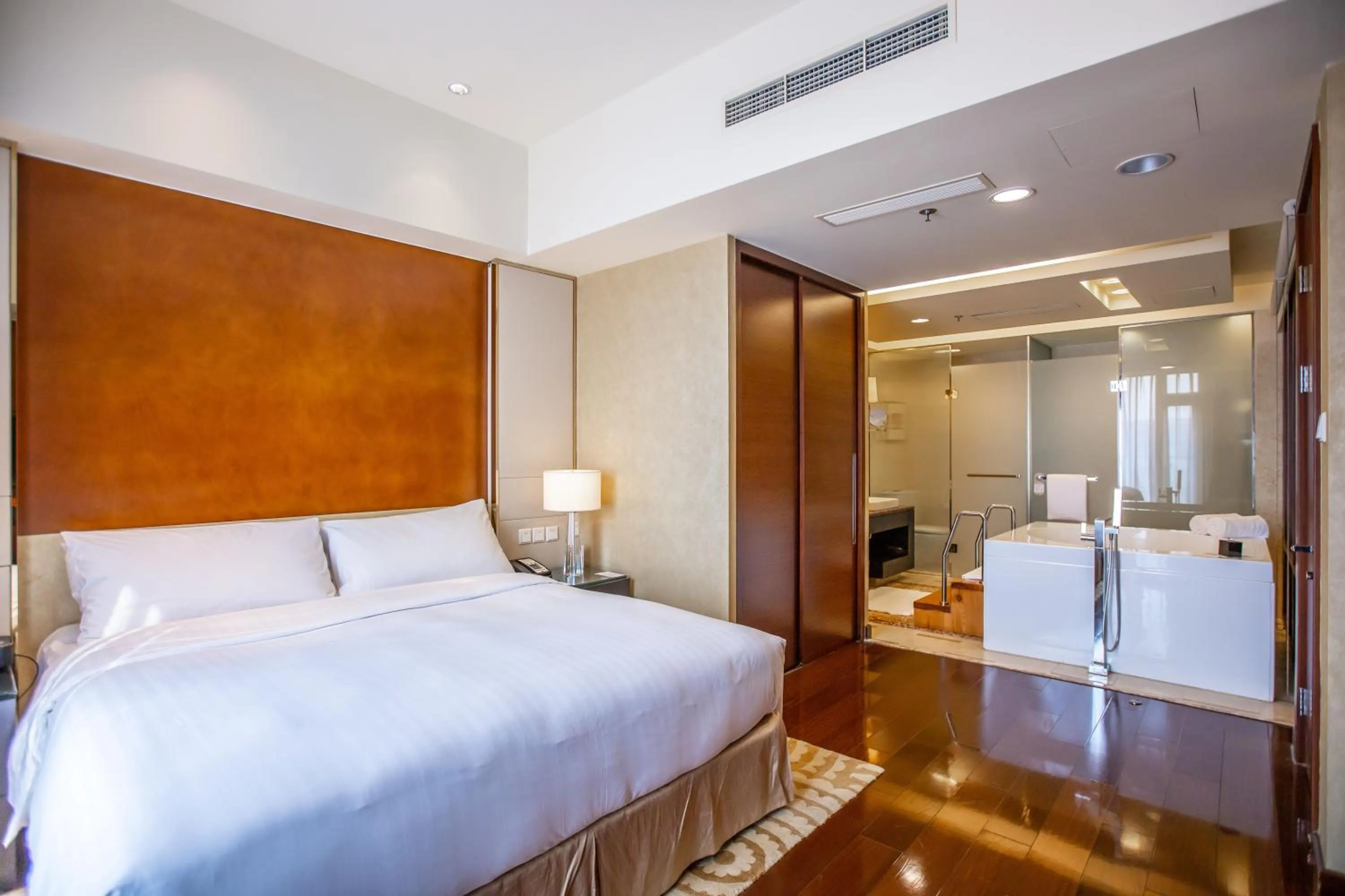 Bed in The Imperial Mansion, Beijing - Marriott Executive Apartments