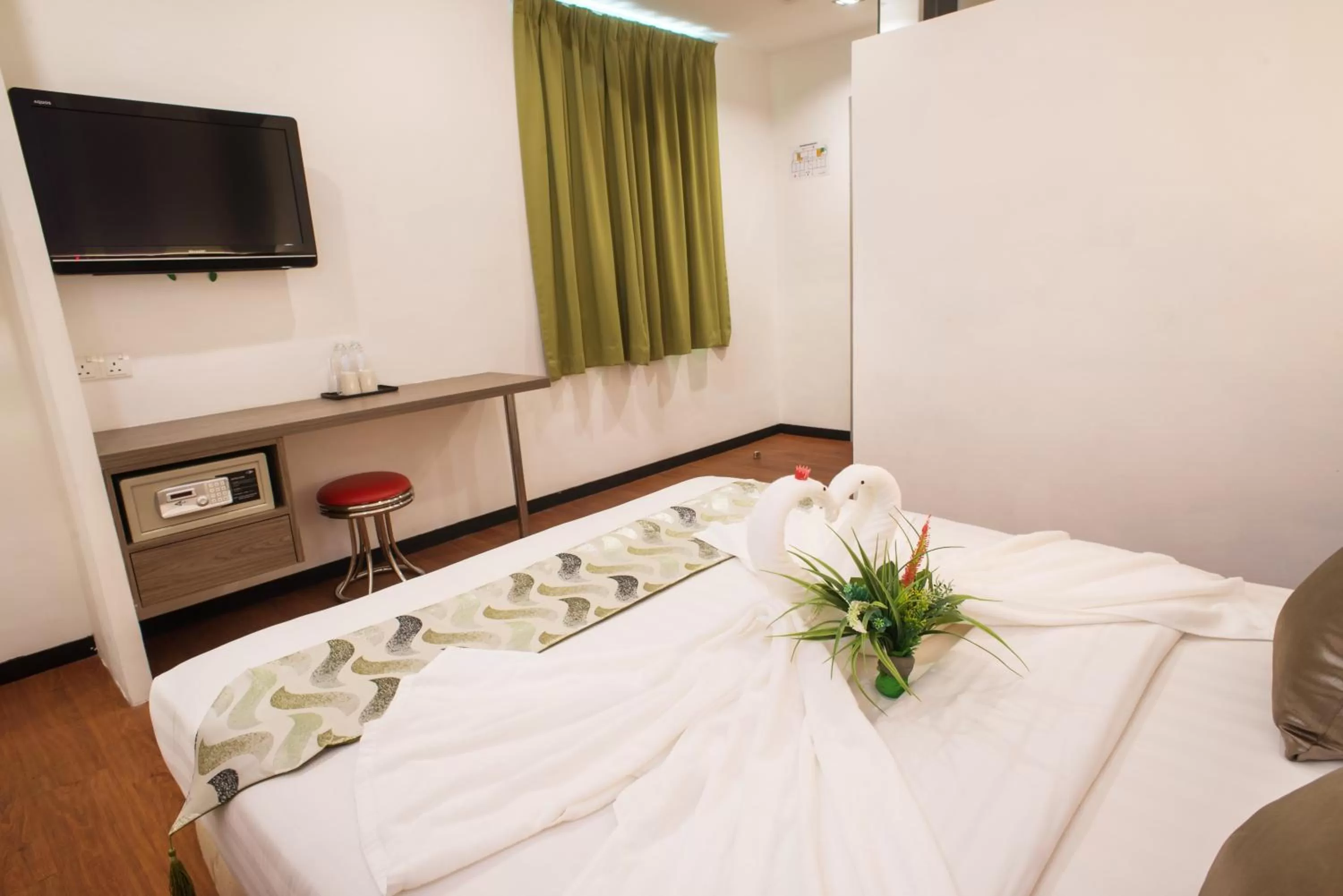 Bed, TV/Entertainment Center in HelicoNia Hotel