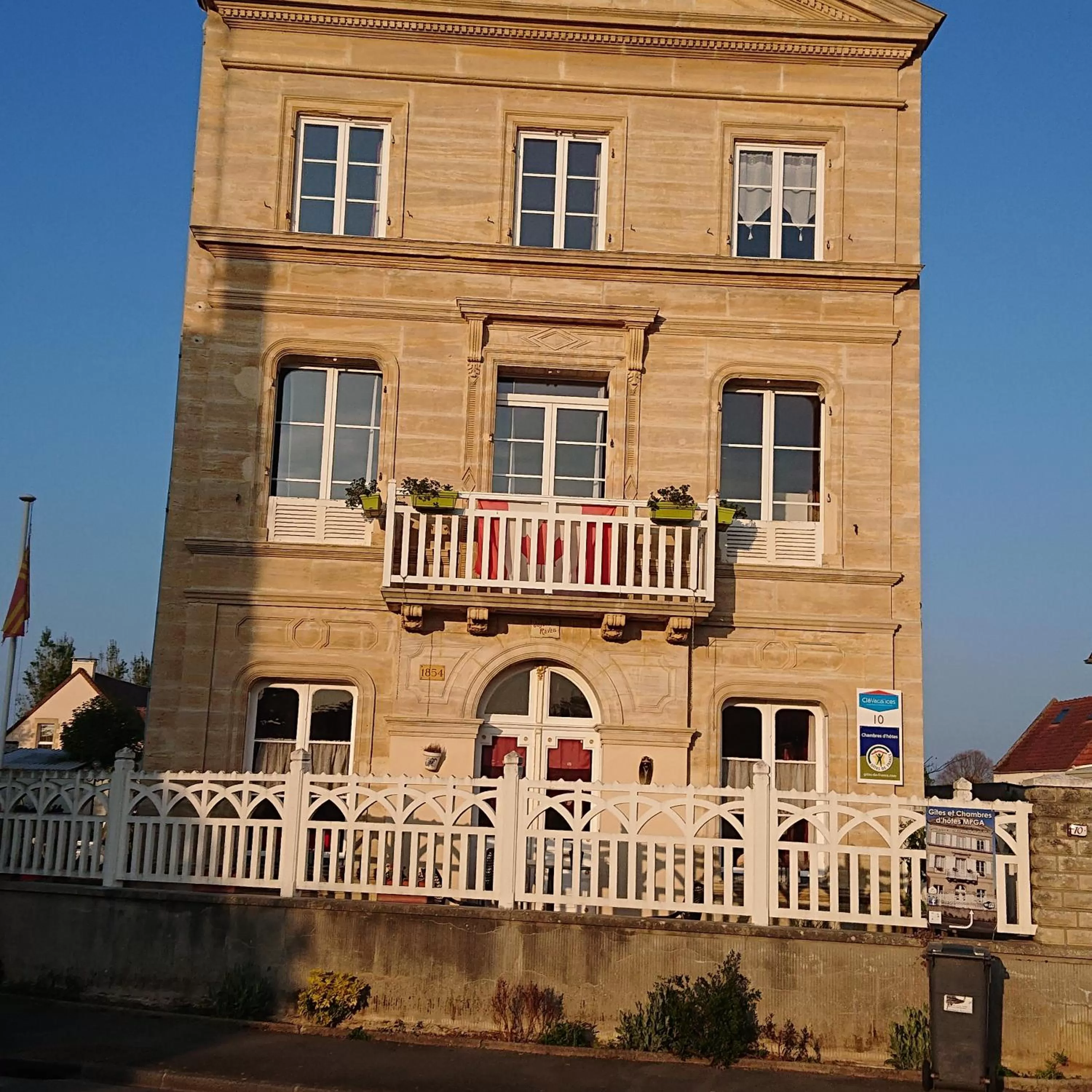 Property building in JOYEUX REVEIL