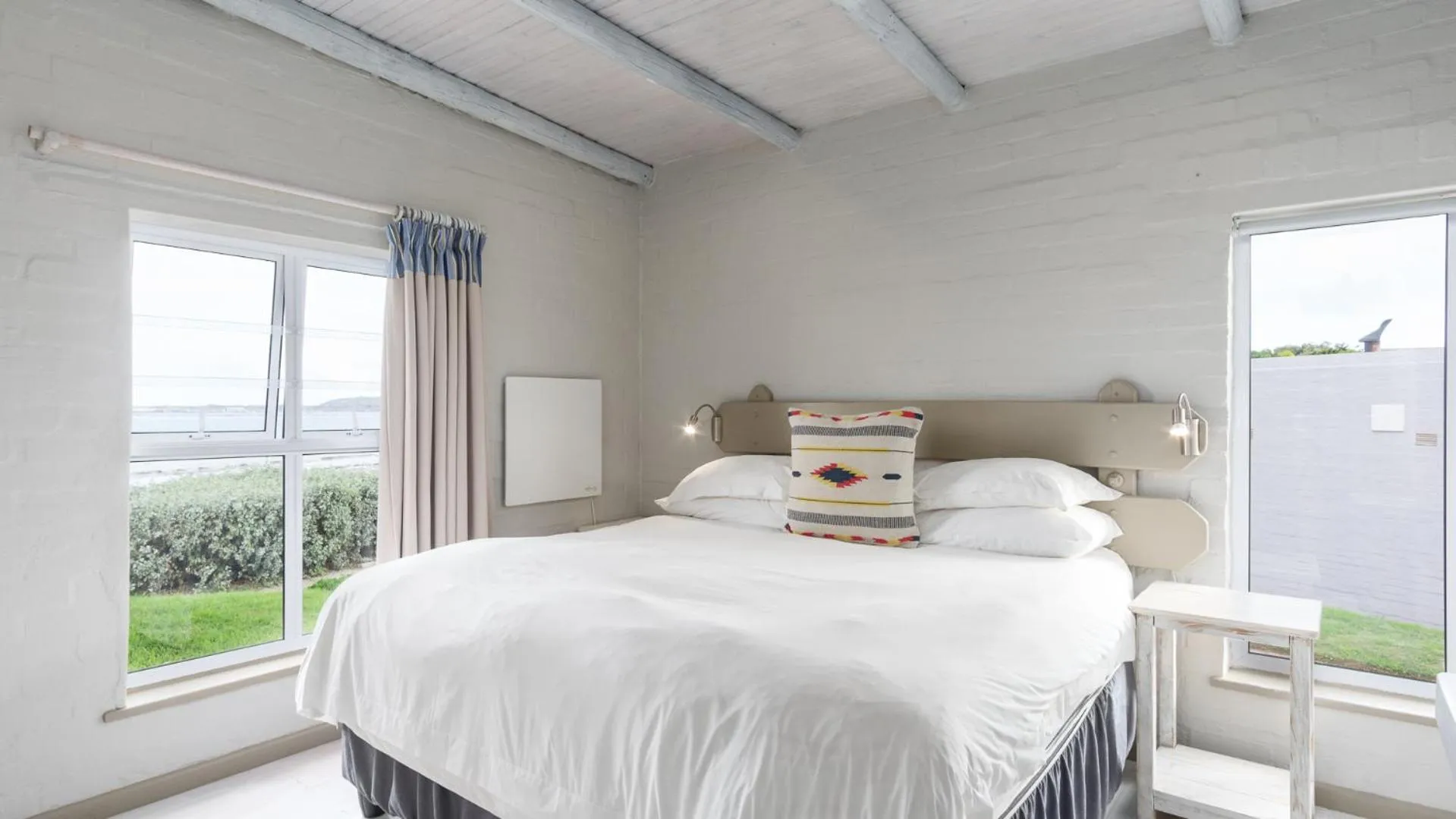 Bedroom, Bed in Blue Bay Lodge