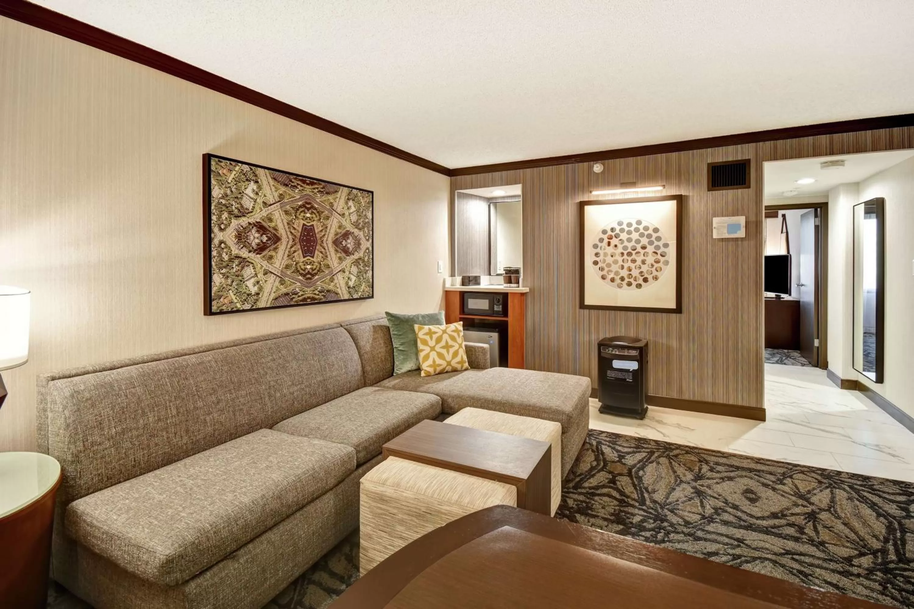 Living room in Embassy Suites by Hilton Santa Clara Silicon Valley