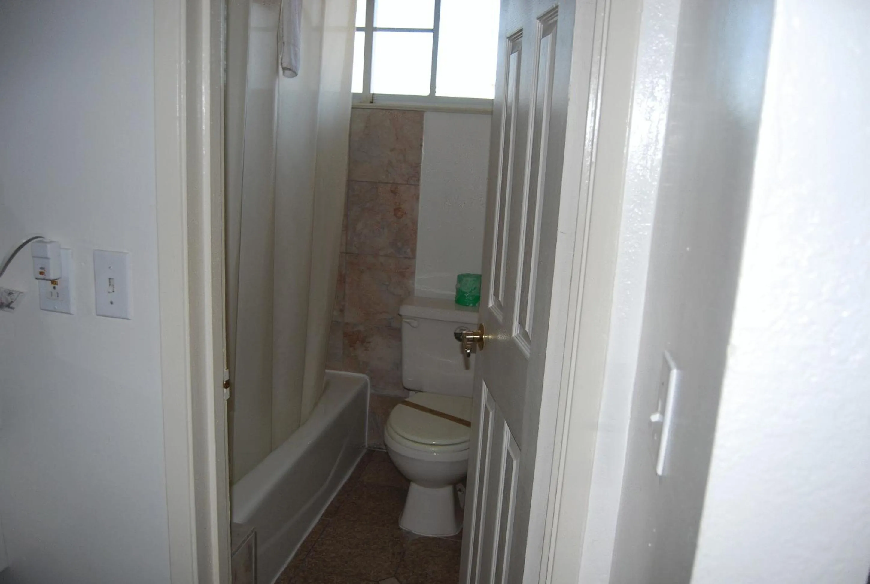 Bathroom in Stanford Motor Inn