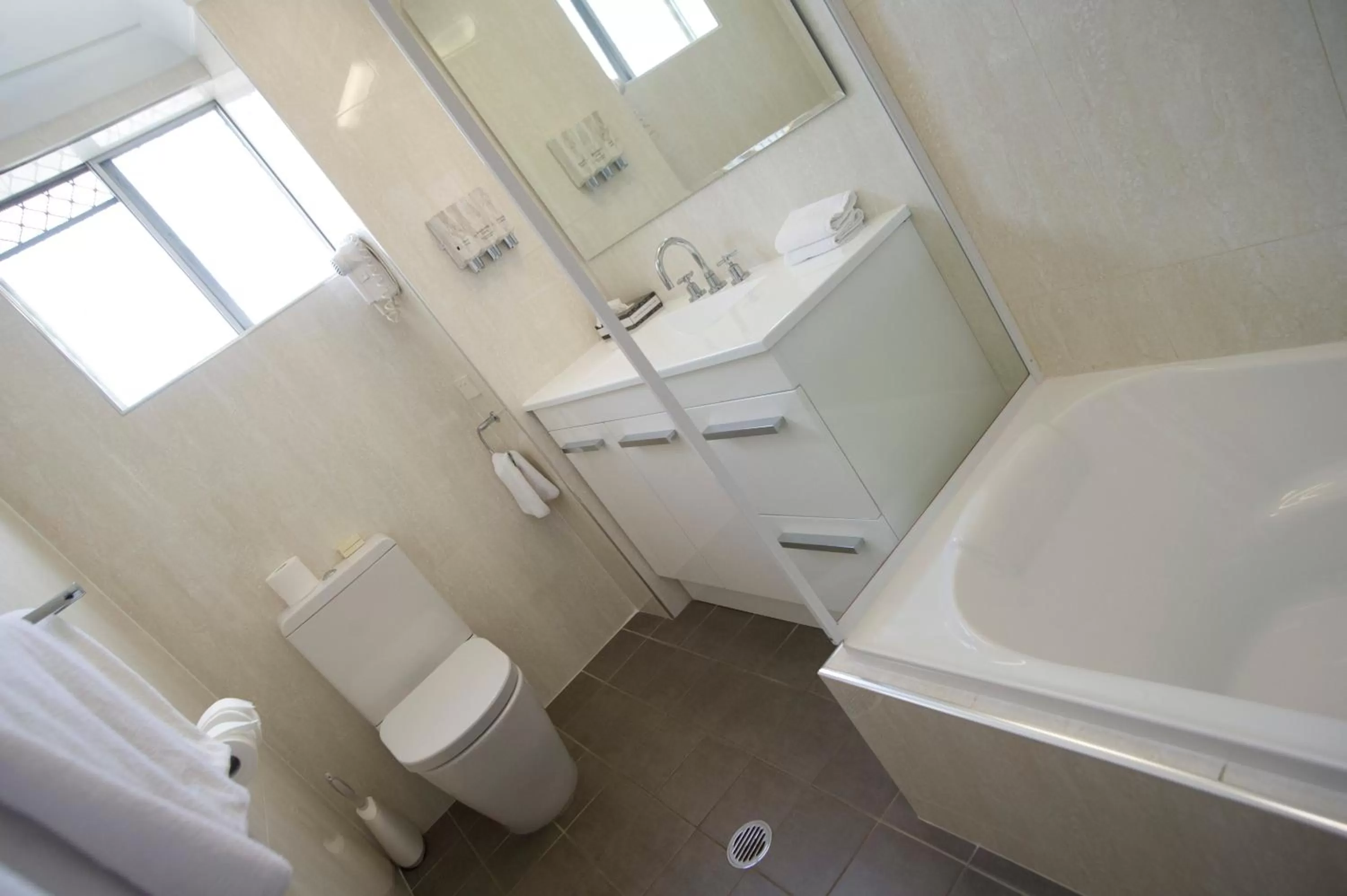 Bathroom in Mid City Motor Inn Singleton