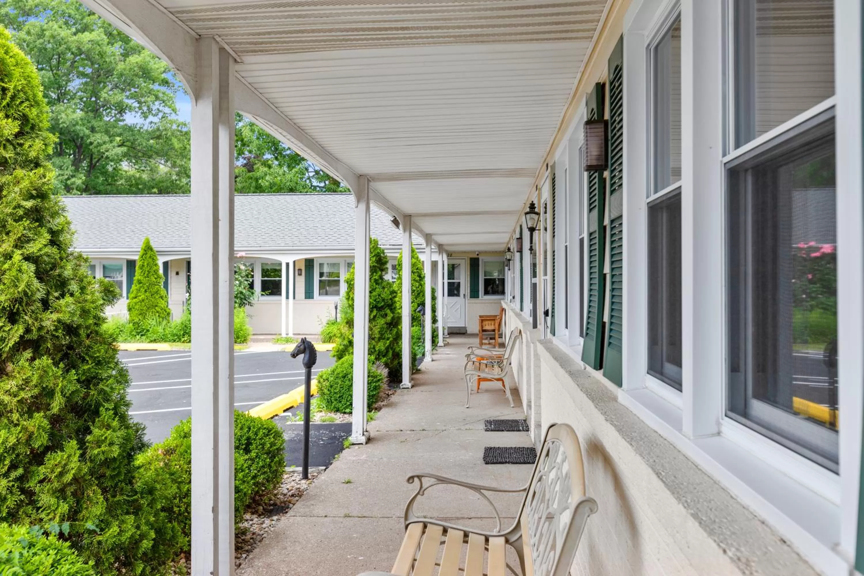 Facade/entrance in Glass House Inn Erie Near I-90 & I-79