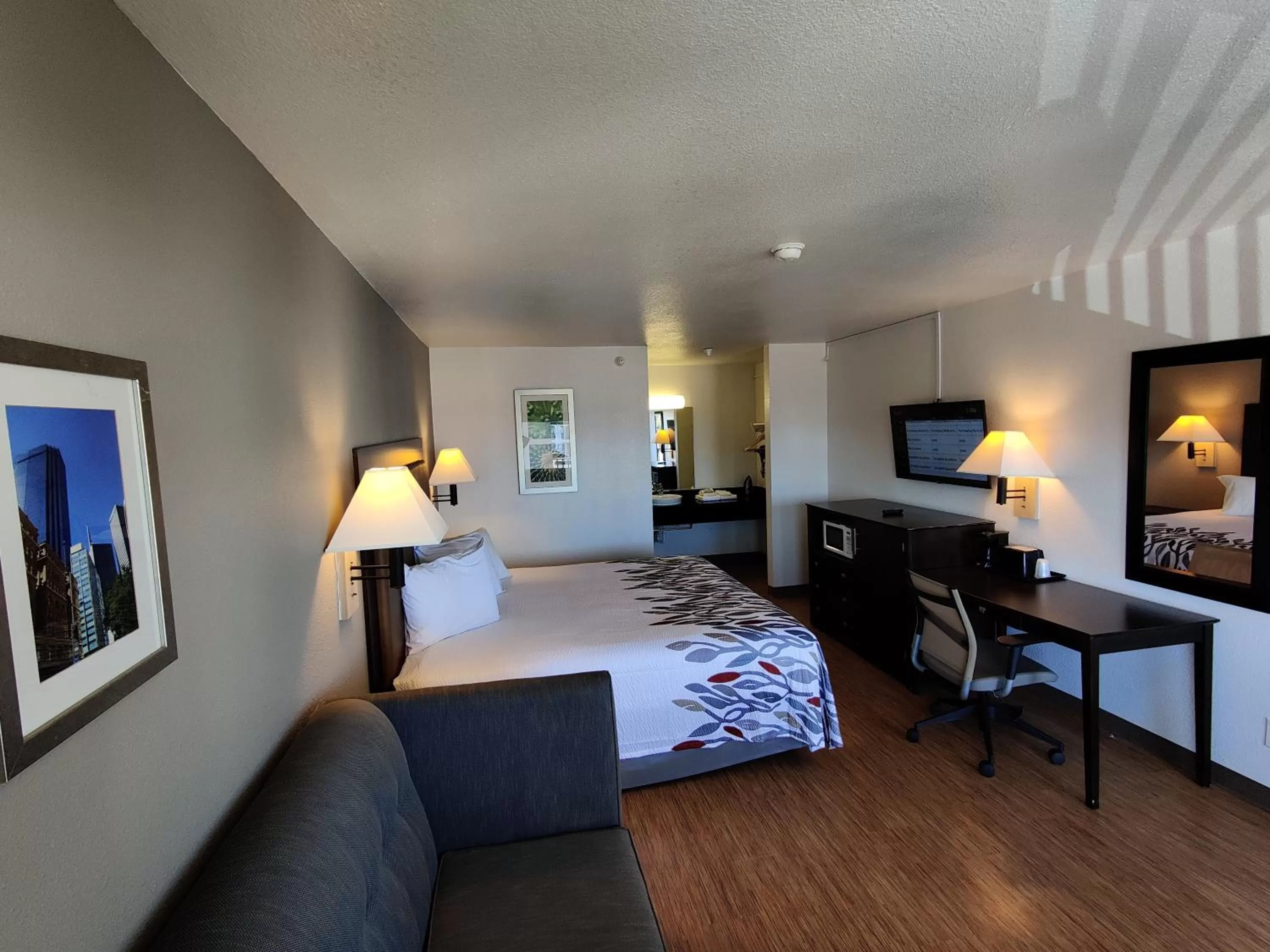 Photo of the whole room, Bed in Red Roof Inn Houston - Jersey Village