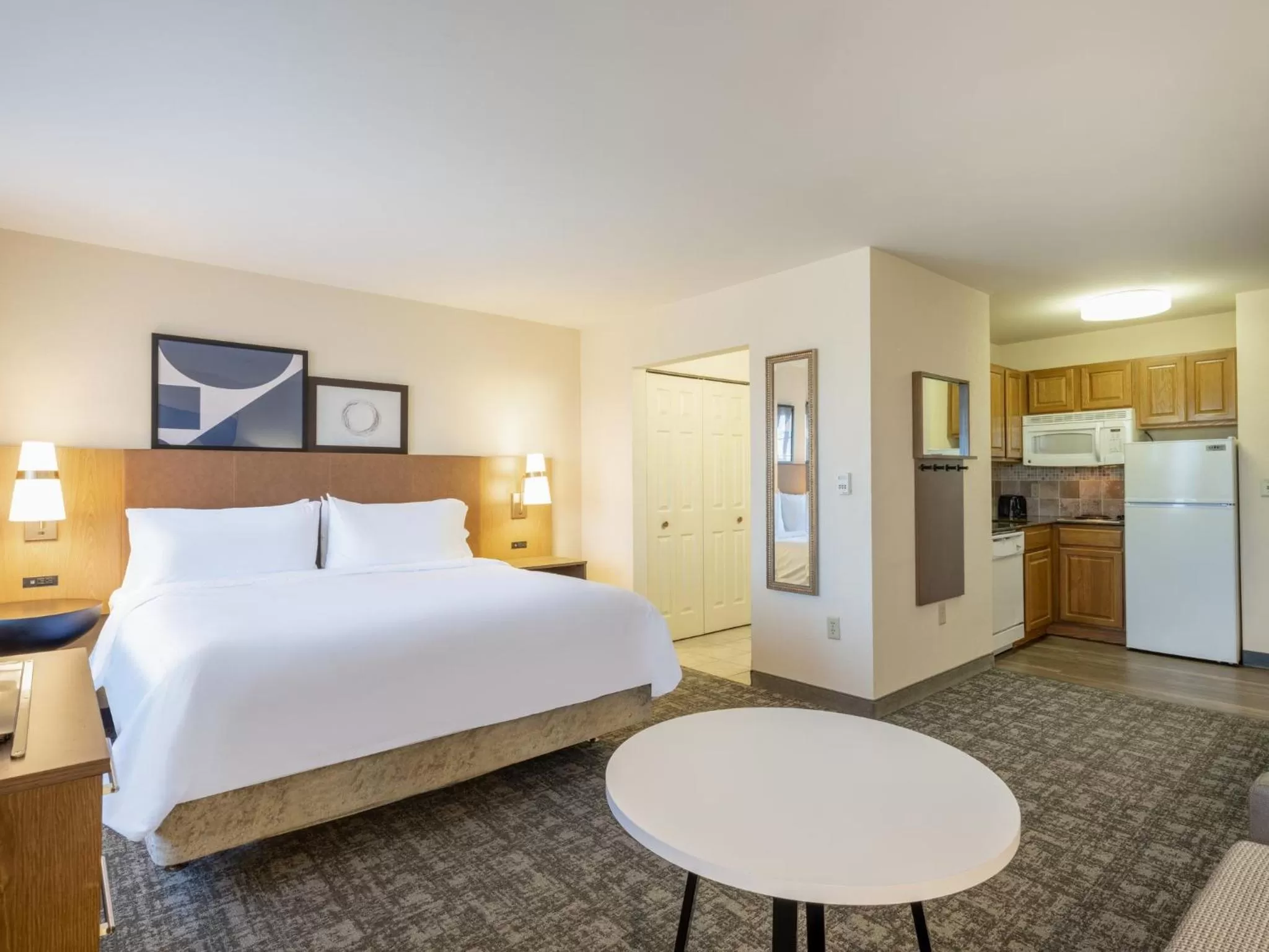Photo of the whole room, Bed in Staybridge Suites Milwaukee Airport South by IHG