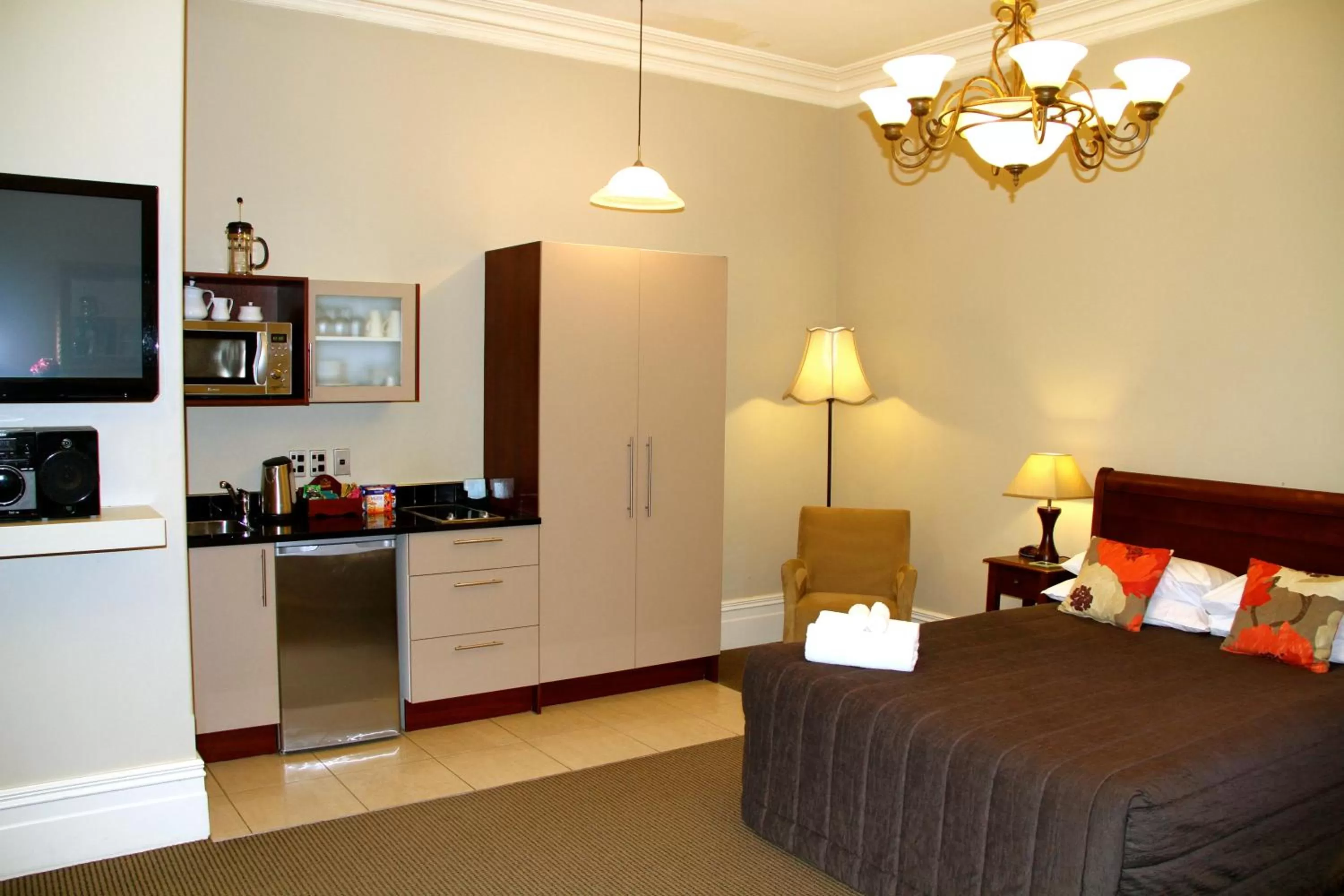 Kitchen or kitchenette, Bed in Merivale Manor