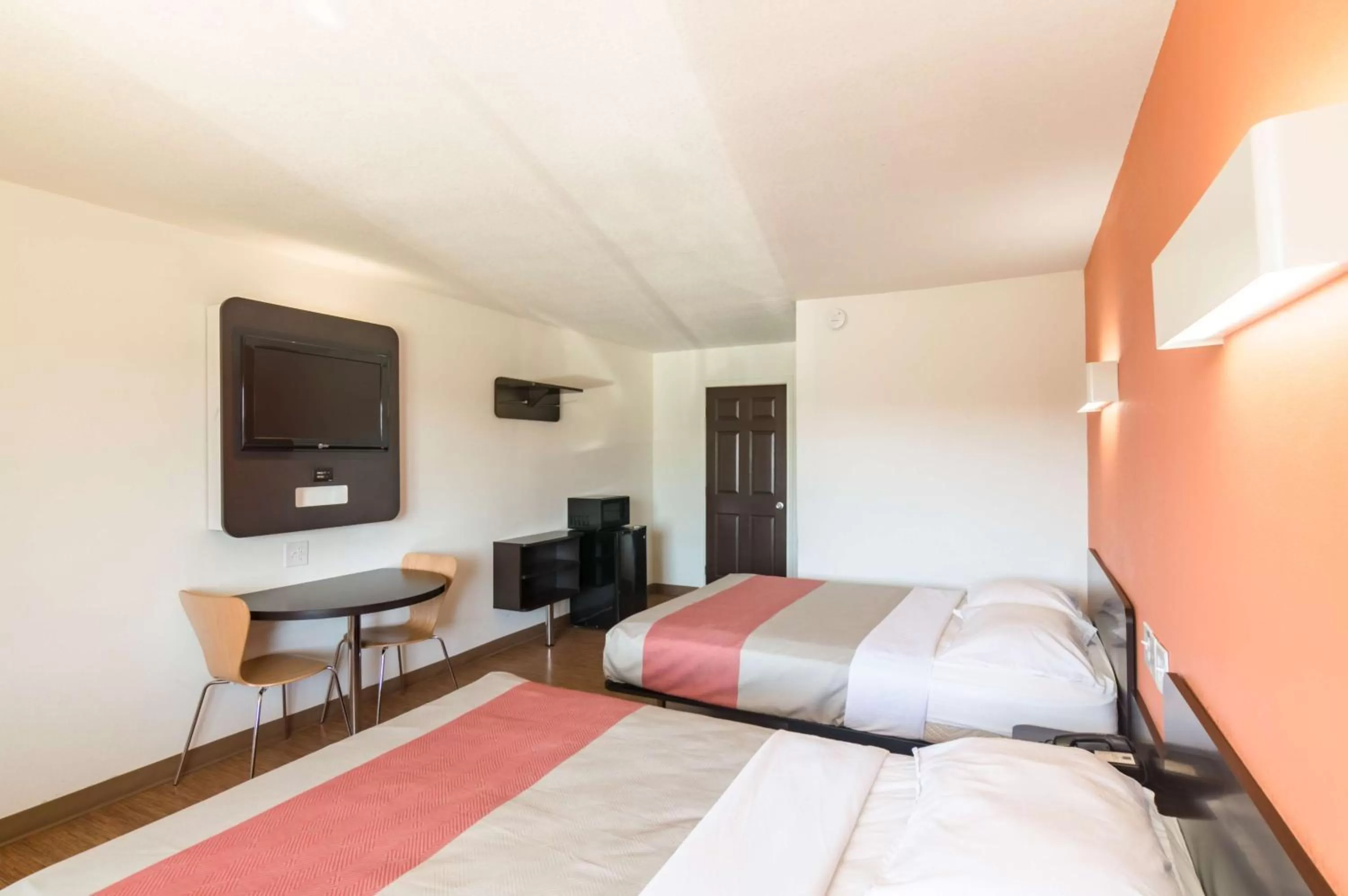 TV and multimedia, Bed in Motel 6-Wichita Falls, TX - North