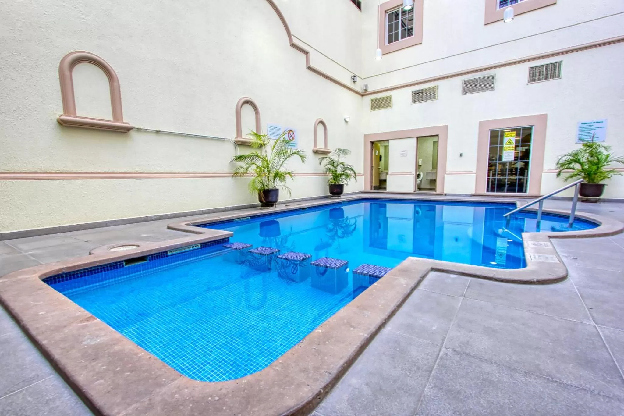 Swimming pool in Holiday Inn Leon-Convention Center by IHG