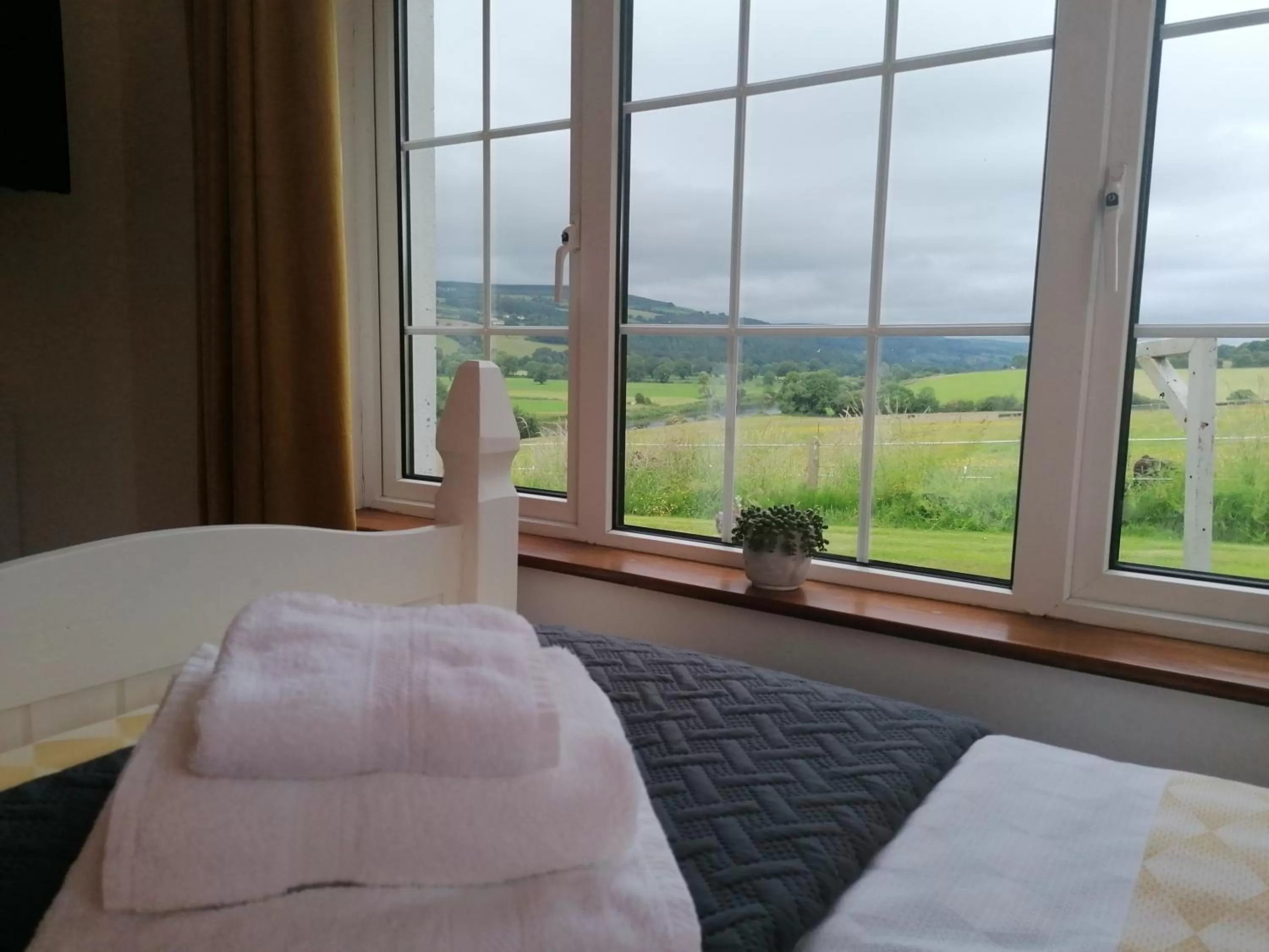 River view, Bed in Cable Island Bed and Breakfast