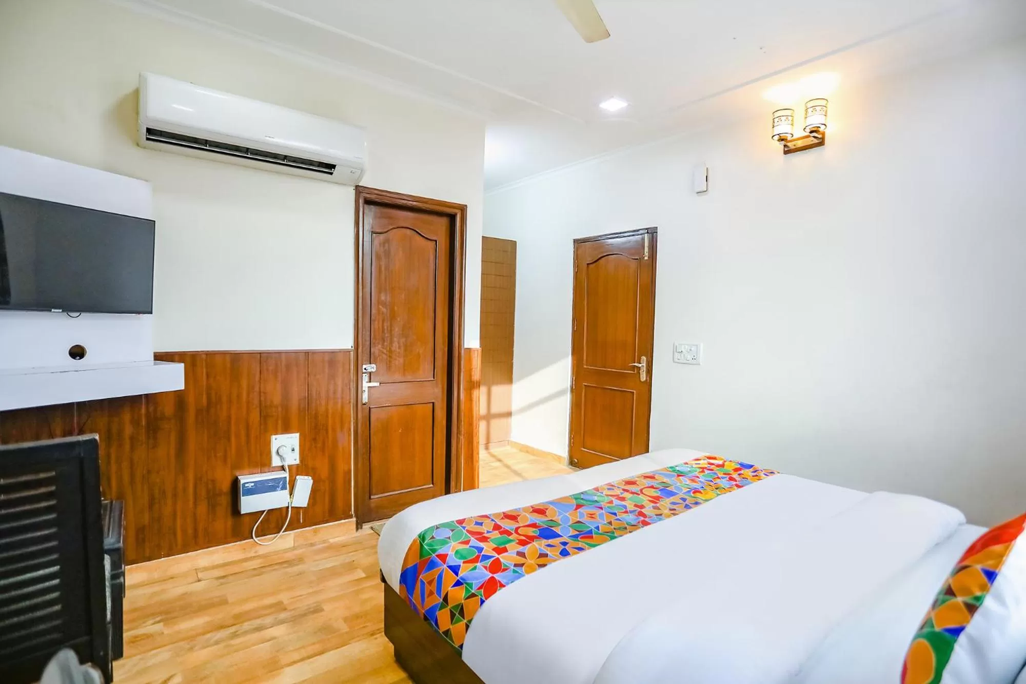 Bed in FabHotel Hexa Ghaziabad