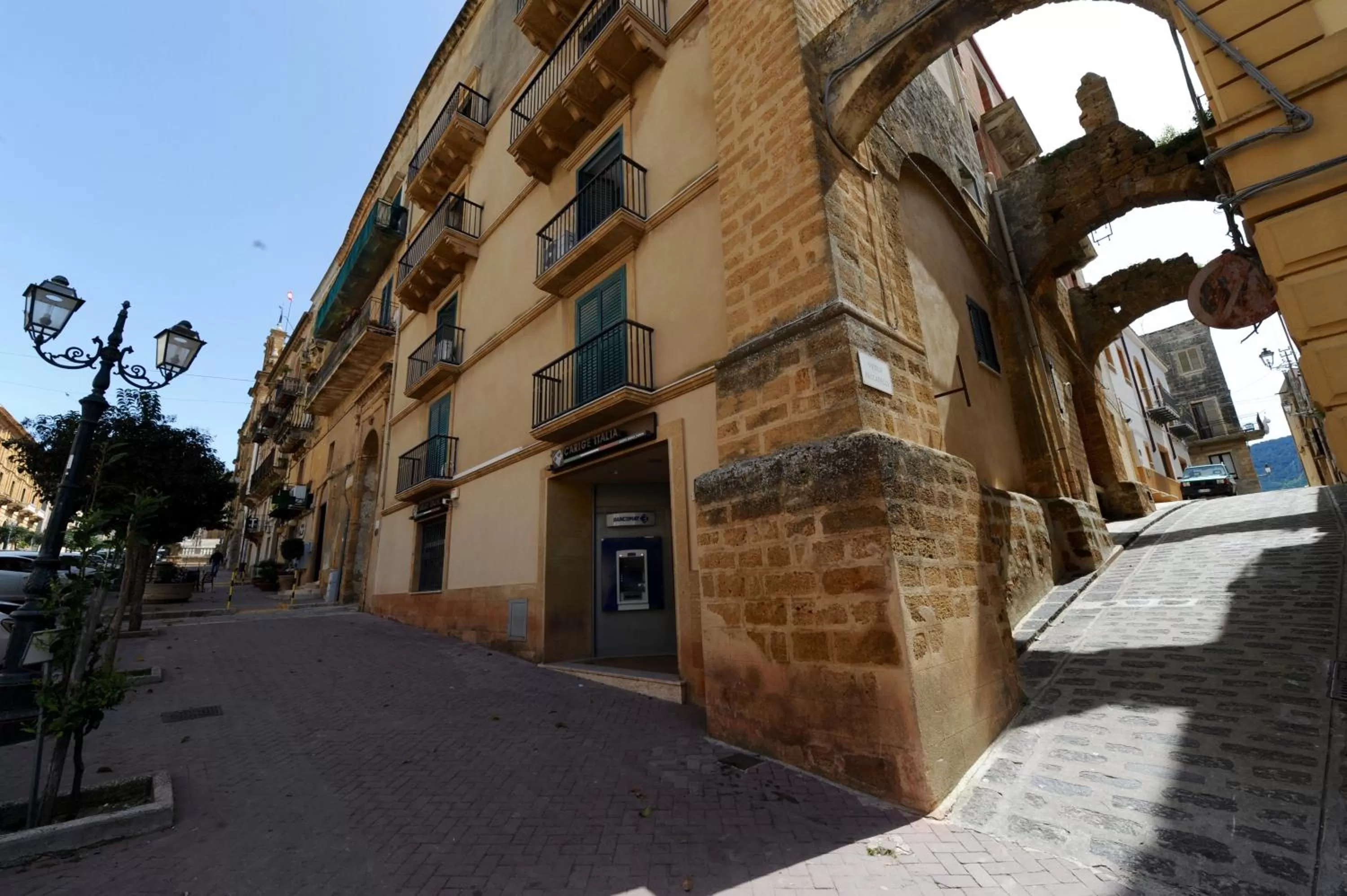 Street view in Il Cortile del Marchese Beccadelli