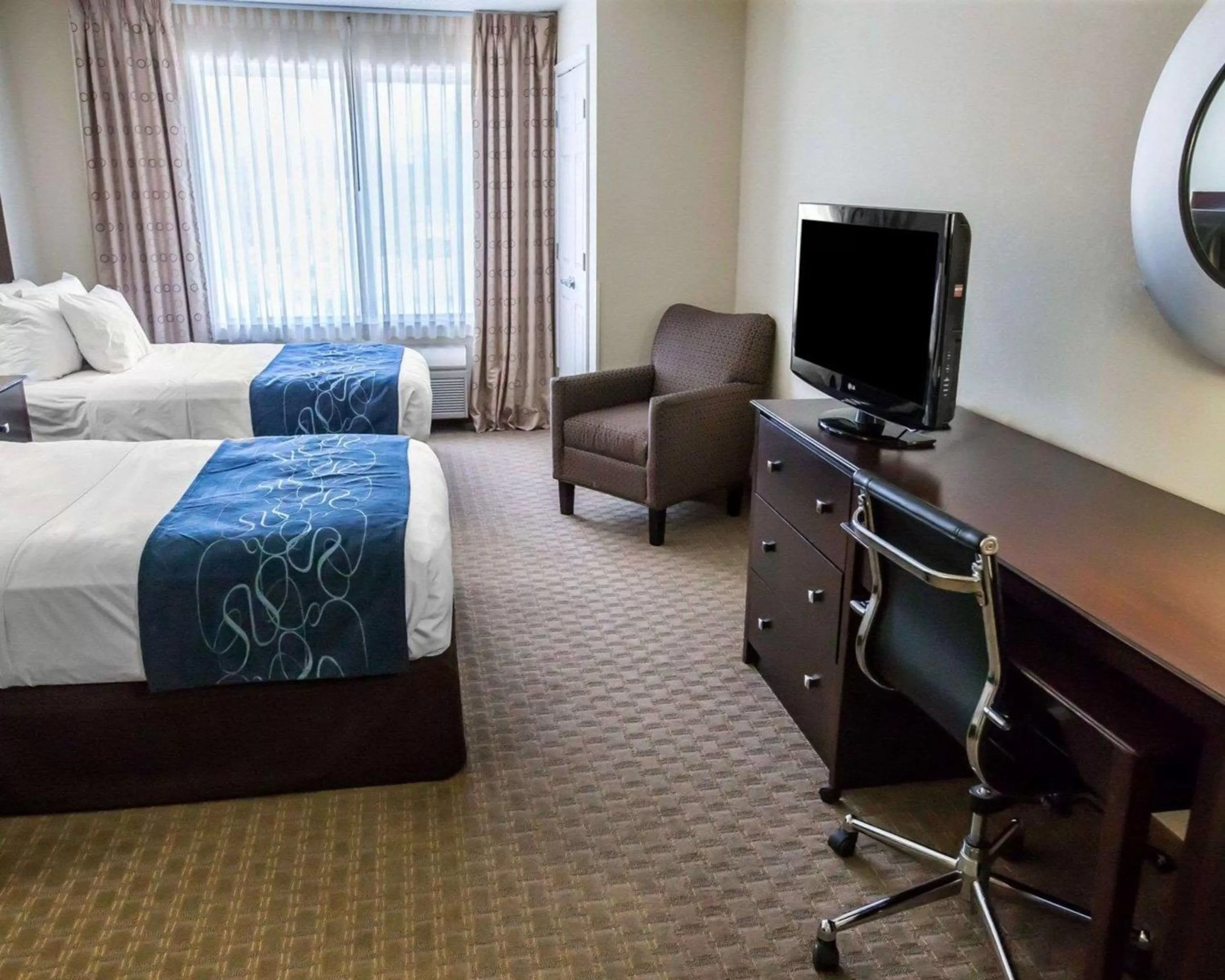 Photo of the whole room, Bed in Comfort Suites University Area Notre Dame-South Bend