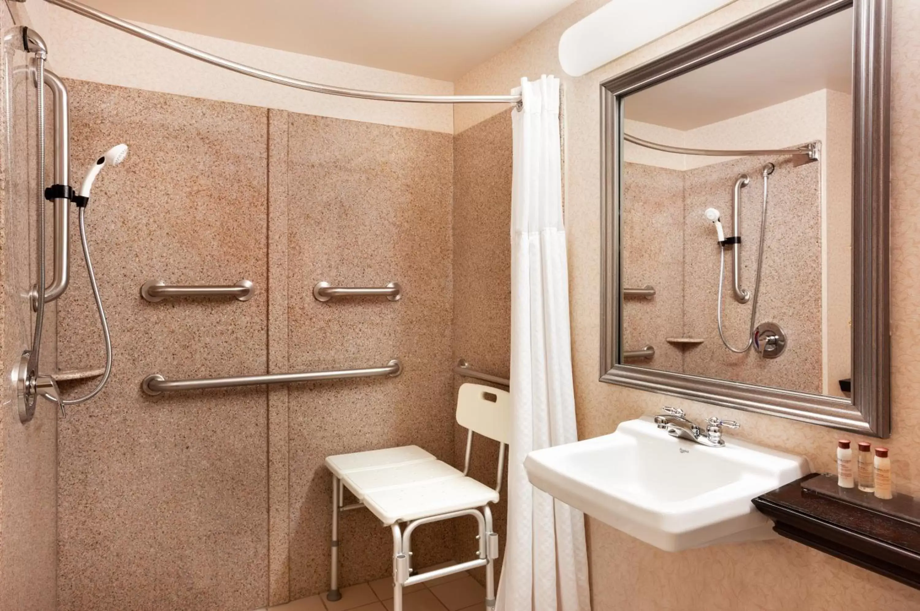 King Room with Roll-In Shower or Bathtub - Mobility Accessible/Non-Smoking in Wingate by Wyndham Chesapeake King Room with Roll-In Shower or Bathtub - Mobility Accessible/Non-Smoking in Wingate by Wyndham Chesapeake
