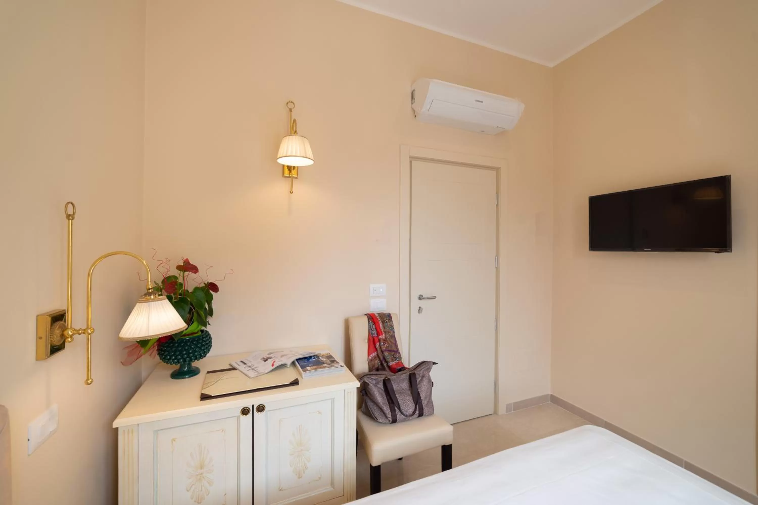 hair dresser, Bed in Hotel Casa Adele