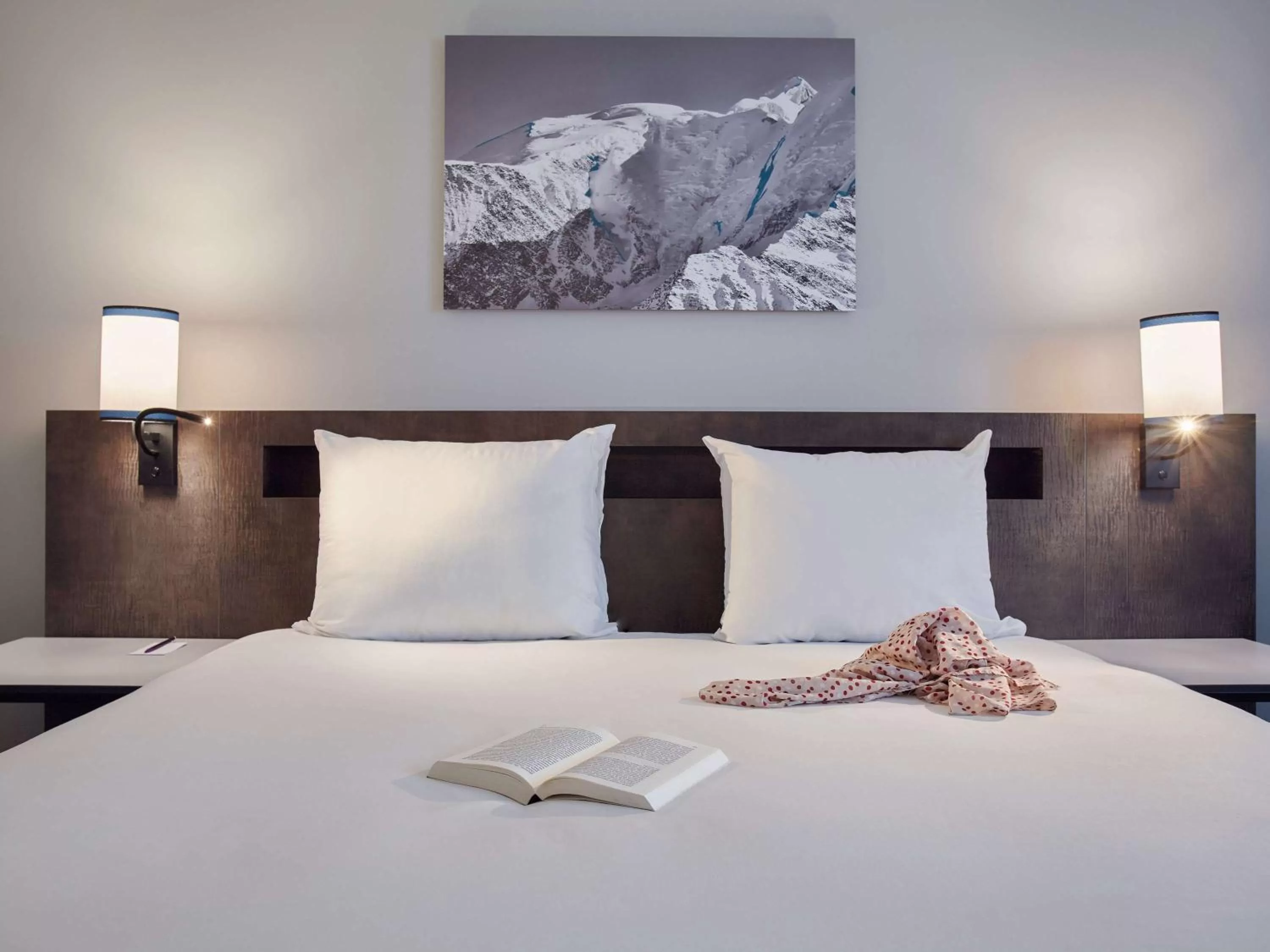 Photo of the whole room, Bed in Mercure Paris Roissy CDG