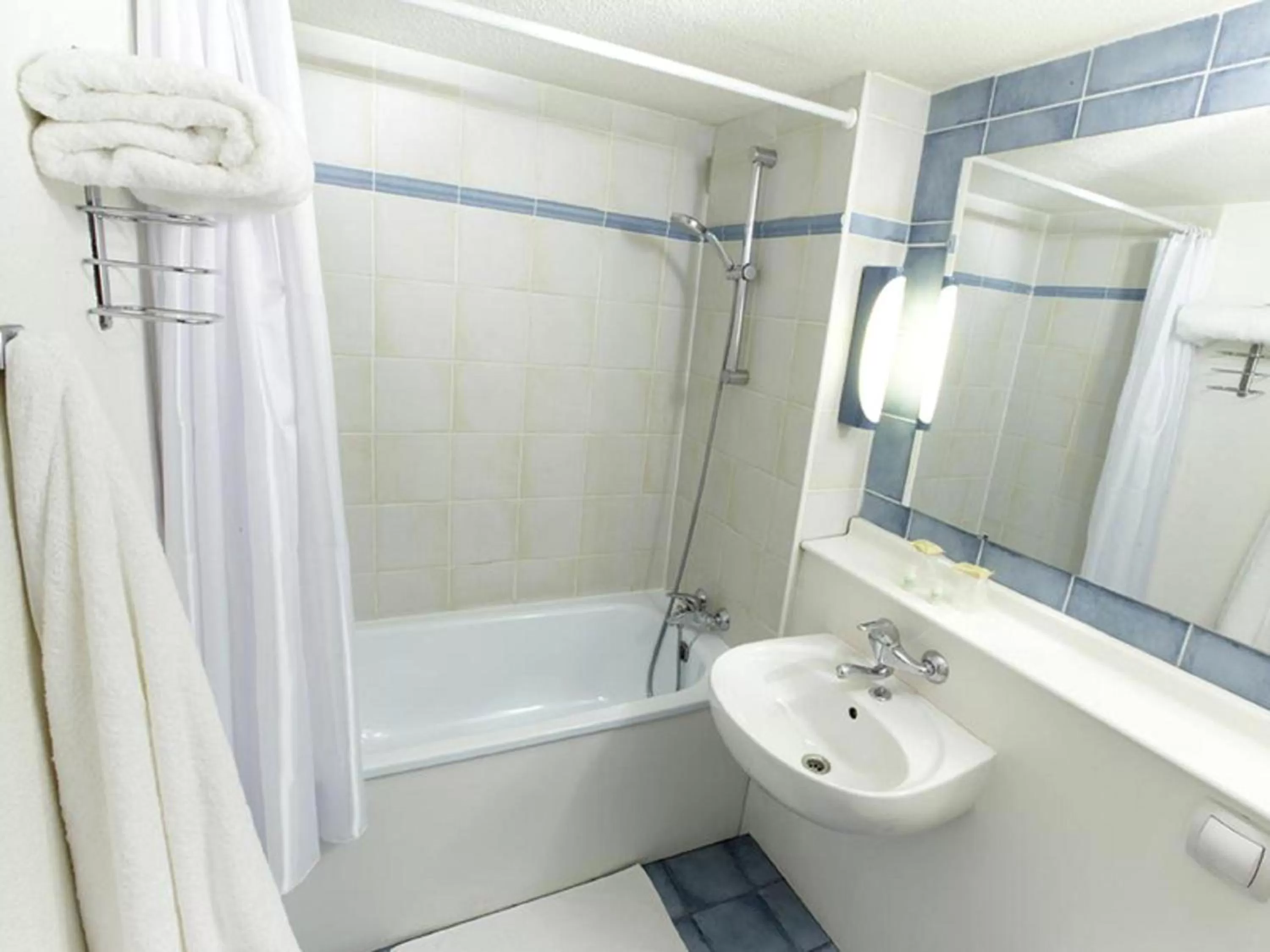 Bath in Kyriad Niort - La Crèche