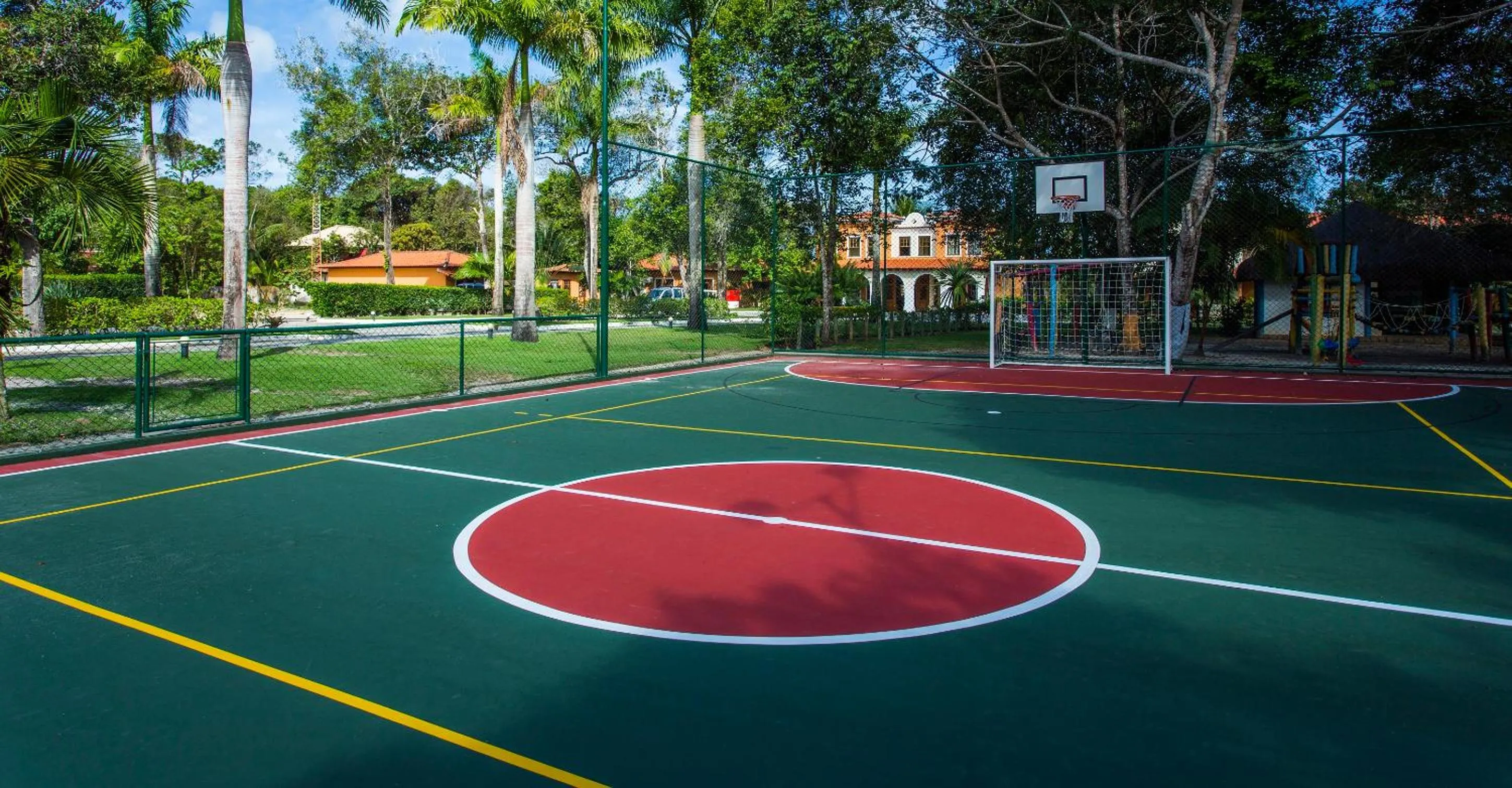 Tennis court in Vila Angatu Eco Resort & SPA