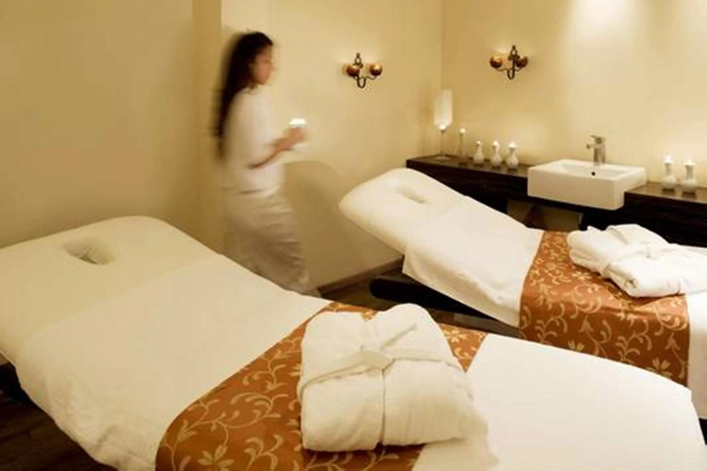 Spa and wellness centre/facilities, Bed in Leonardo City Tower Hotel Tel Aviv