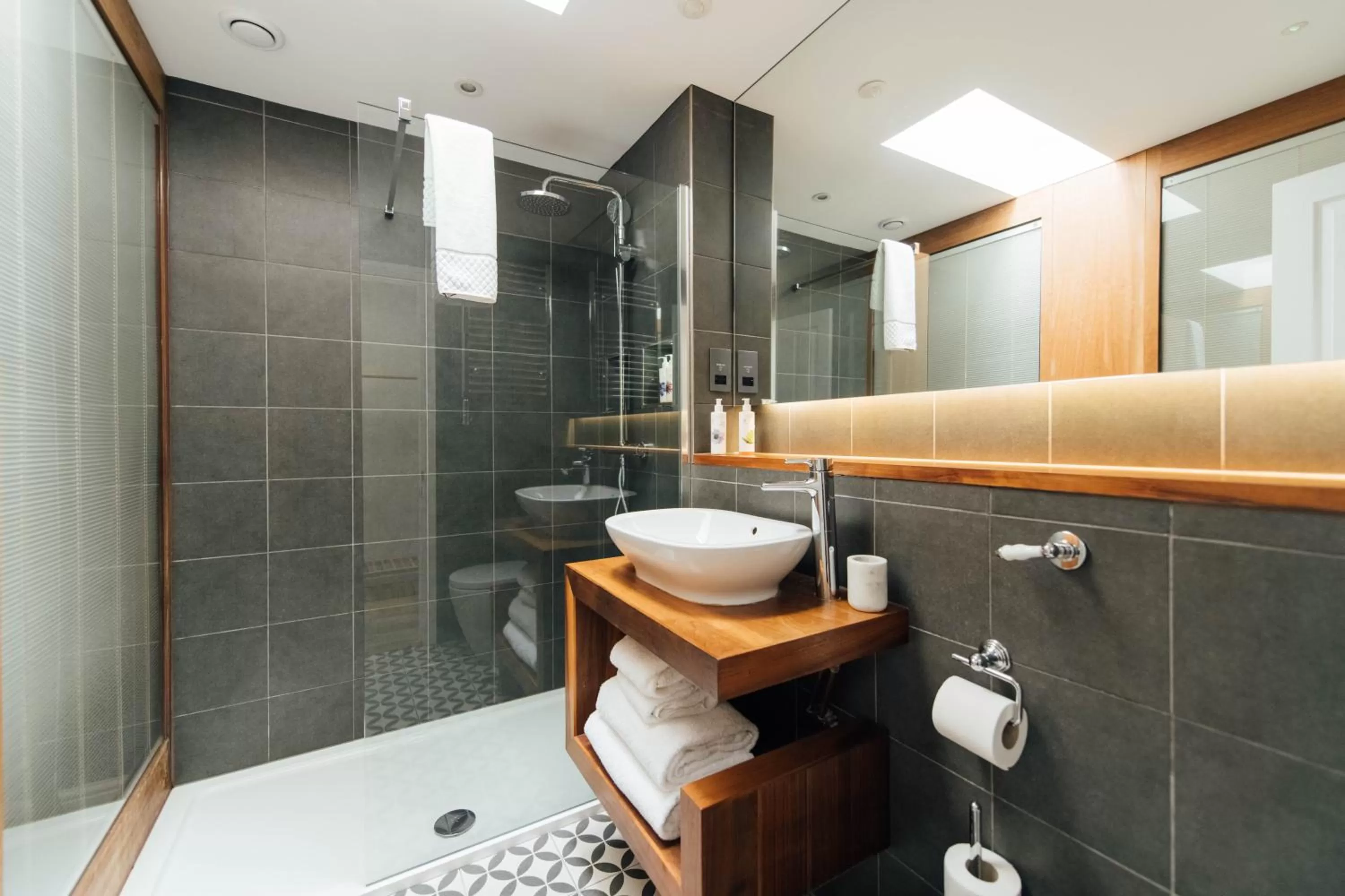 Shower in The Fox at Willian