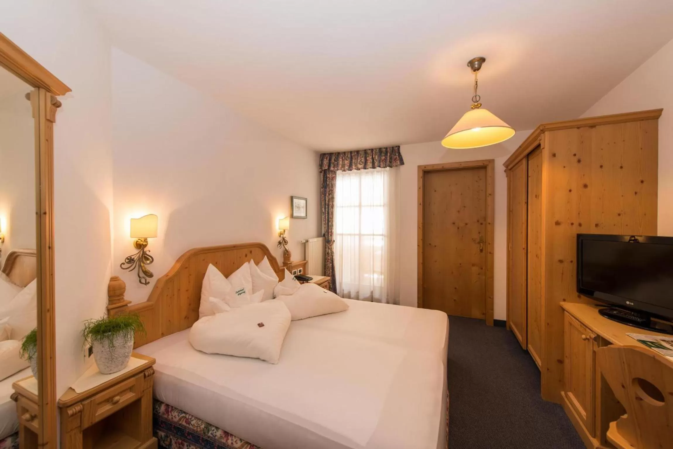 Photo of the whole room, Bed in Santeshotel