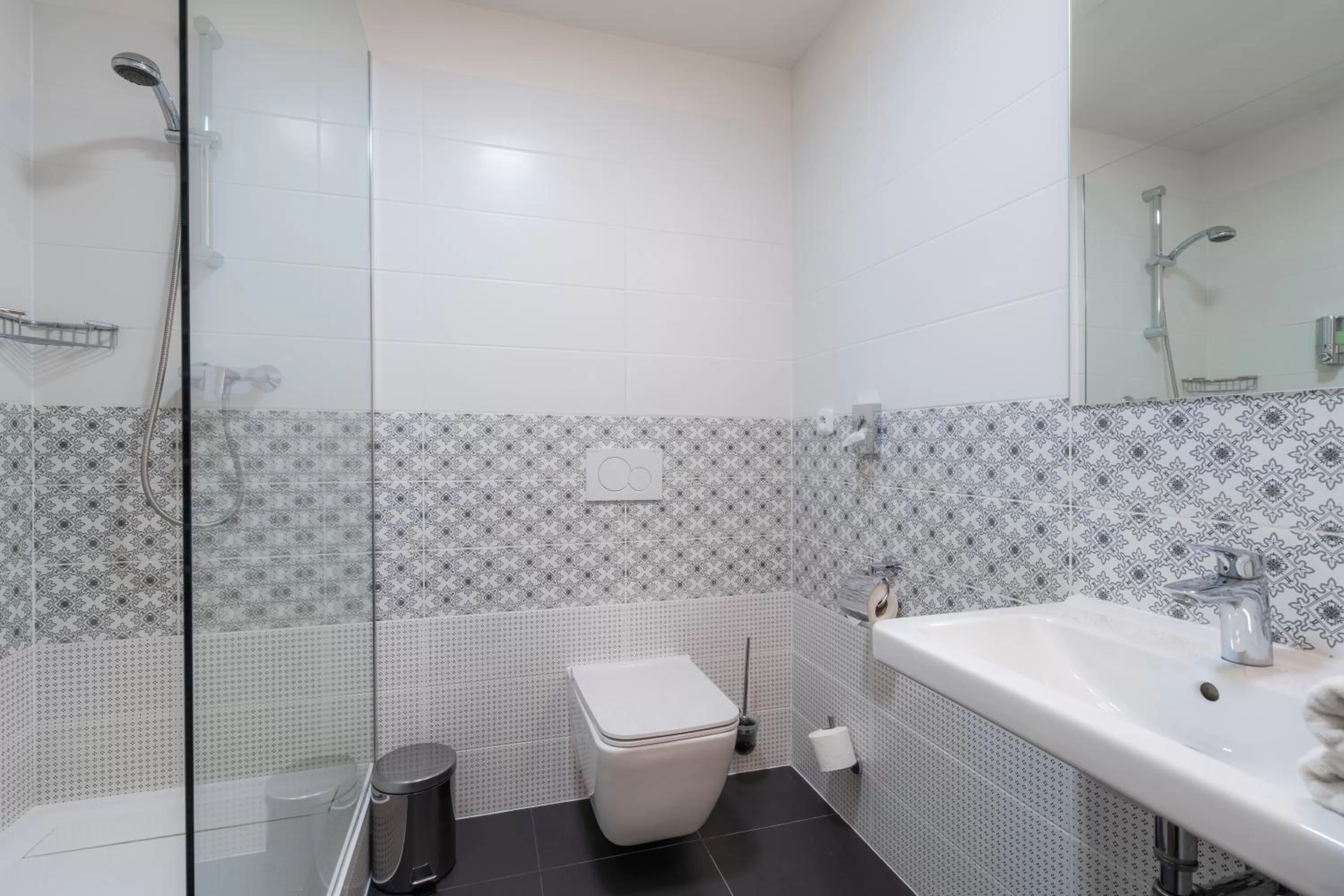 Shower in EA ApartHotel Melantrich