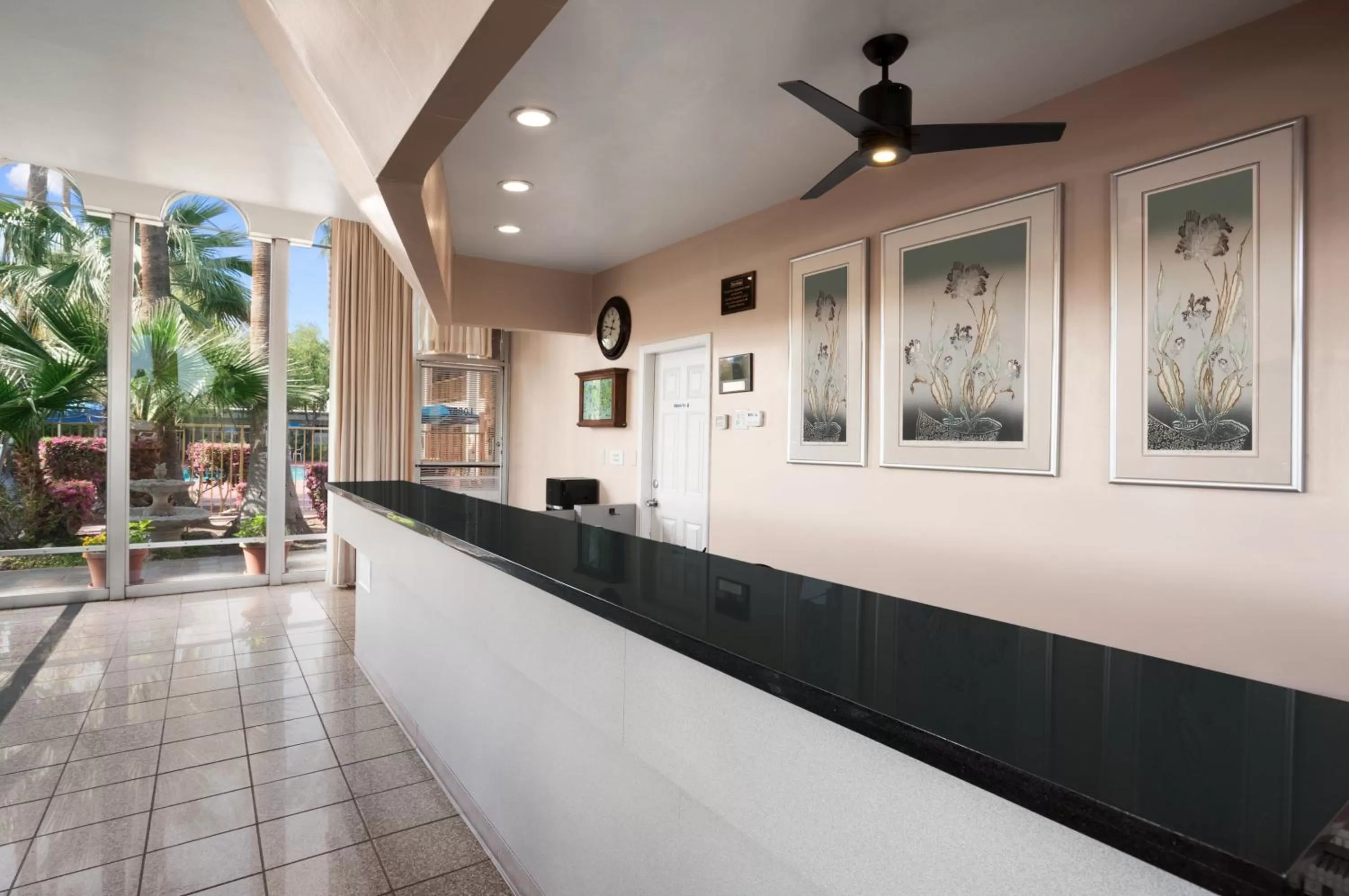 Lobby or reception in Travelodge by Wyndham Bakersfield