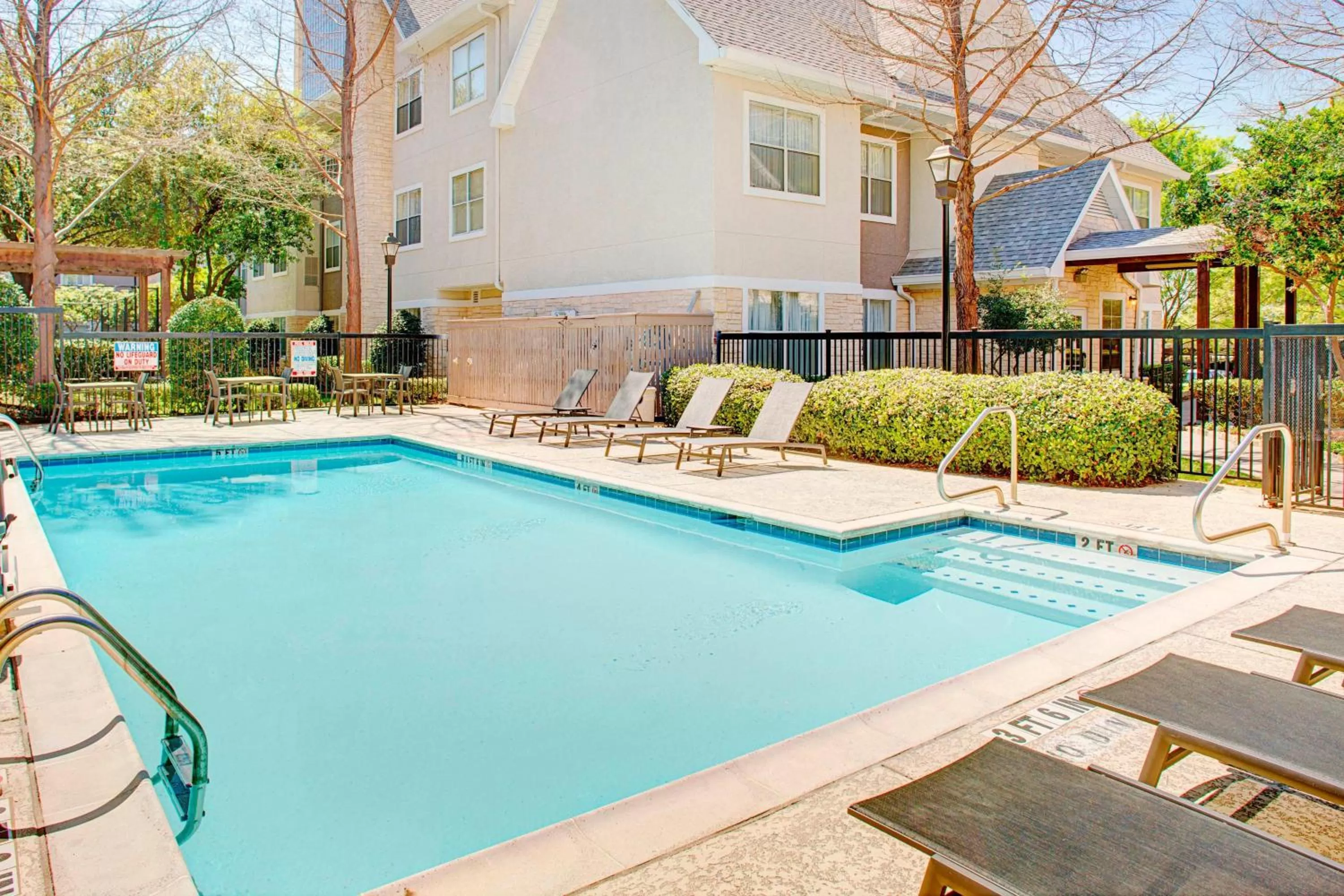 Swimming pool in Residence Inn Dallas Park Central
