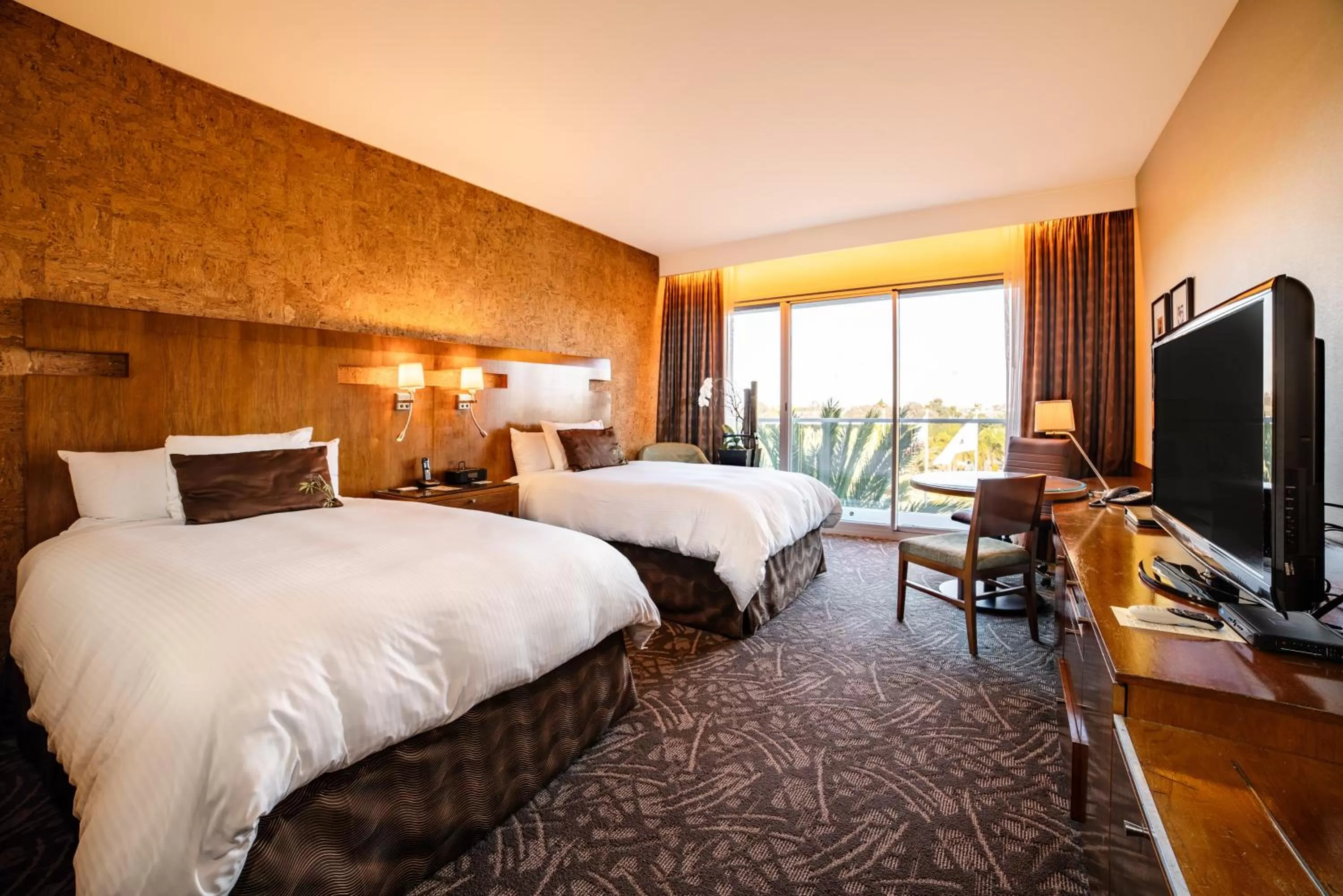 Bed in Miyako Hybrid Hotel Torrance