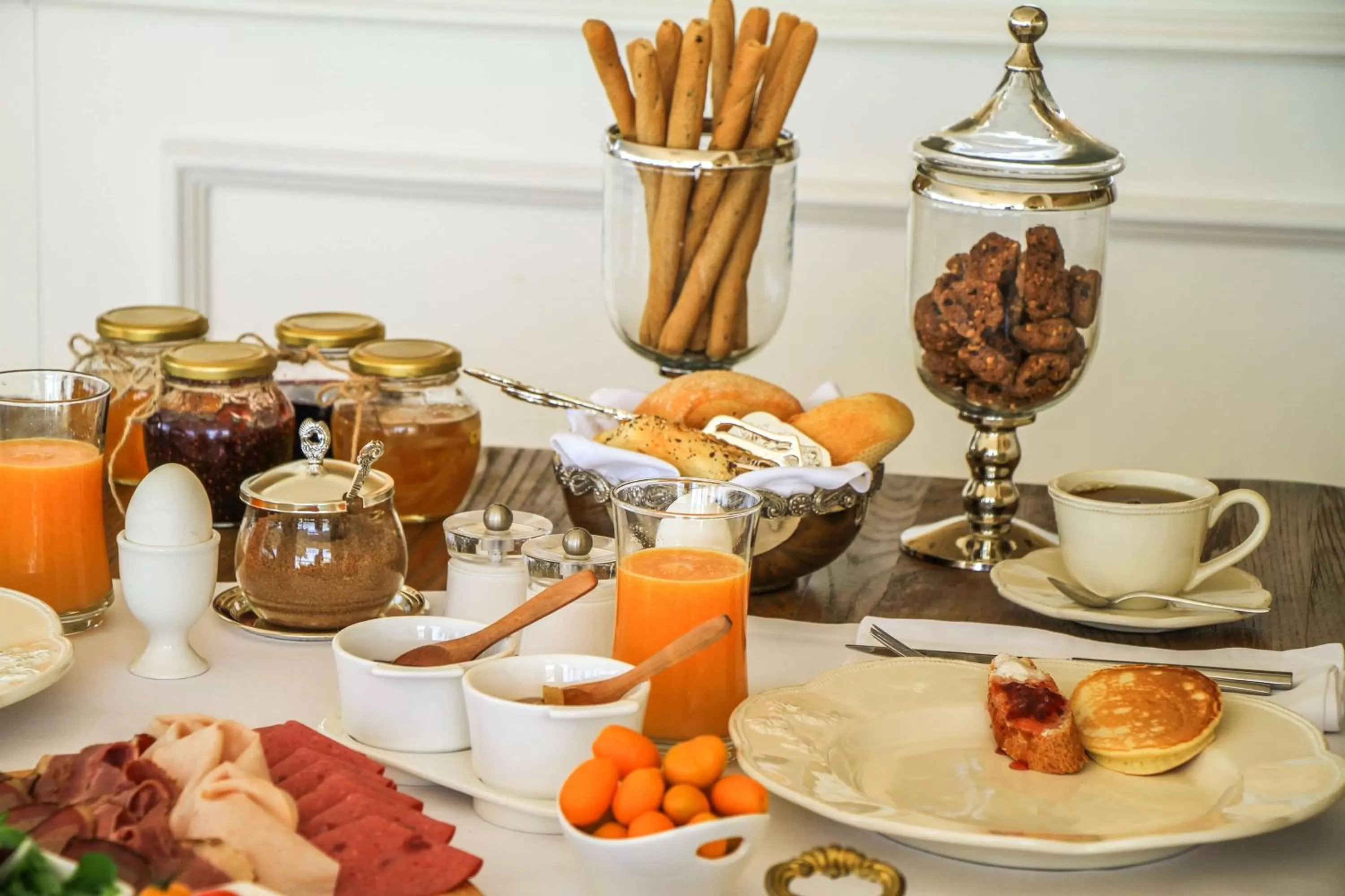 Restaurant/places to eat in Ena Boutique Hotel & Residences