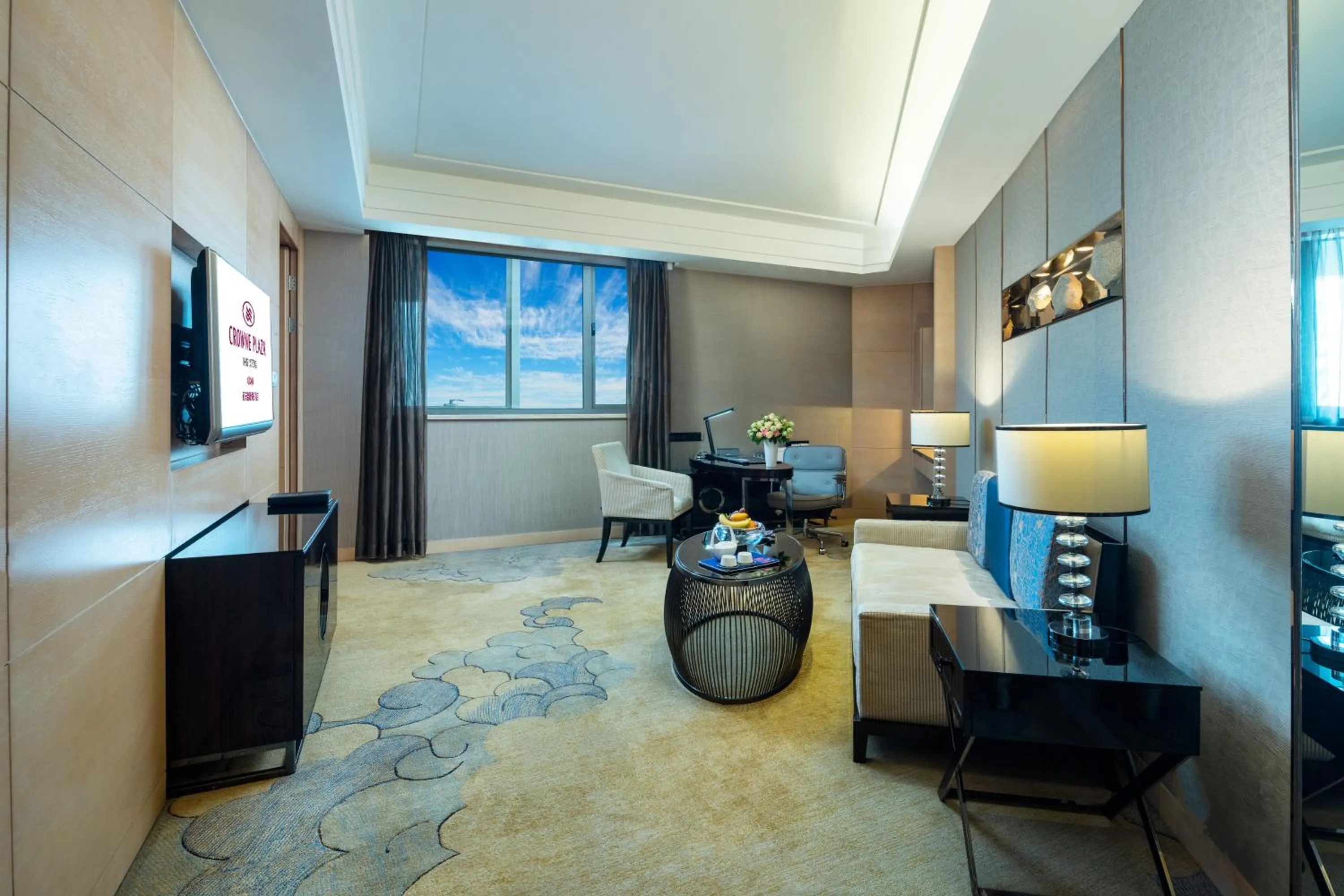 Communal lounge/ TV room in Crowne Plaza Xi'an by IHG