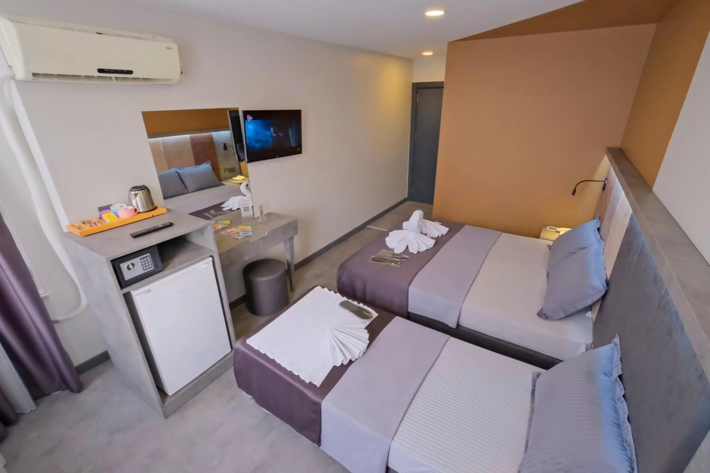 Photo of the whole room, Bed in The Queen Hotel