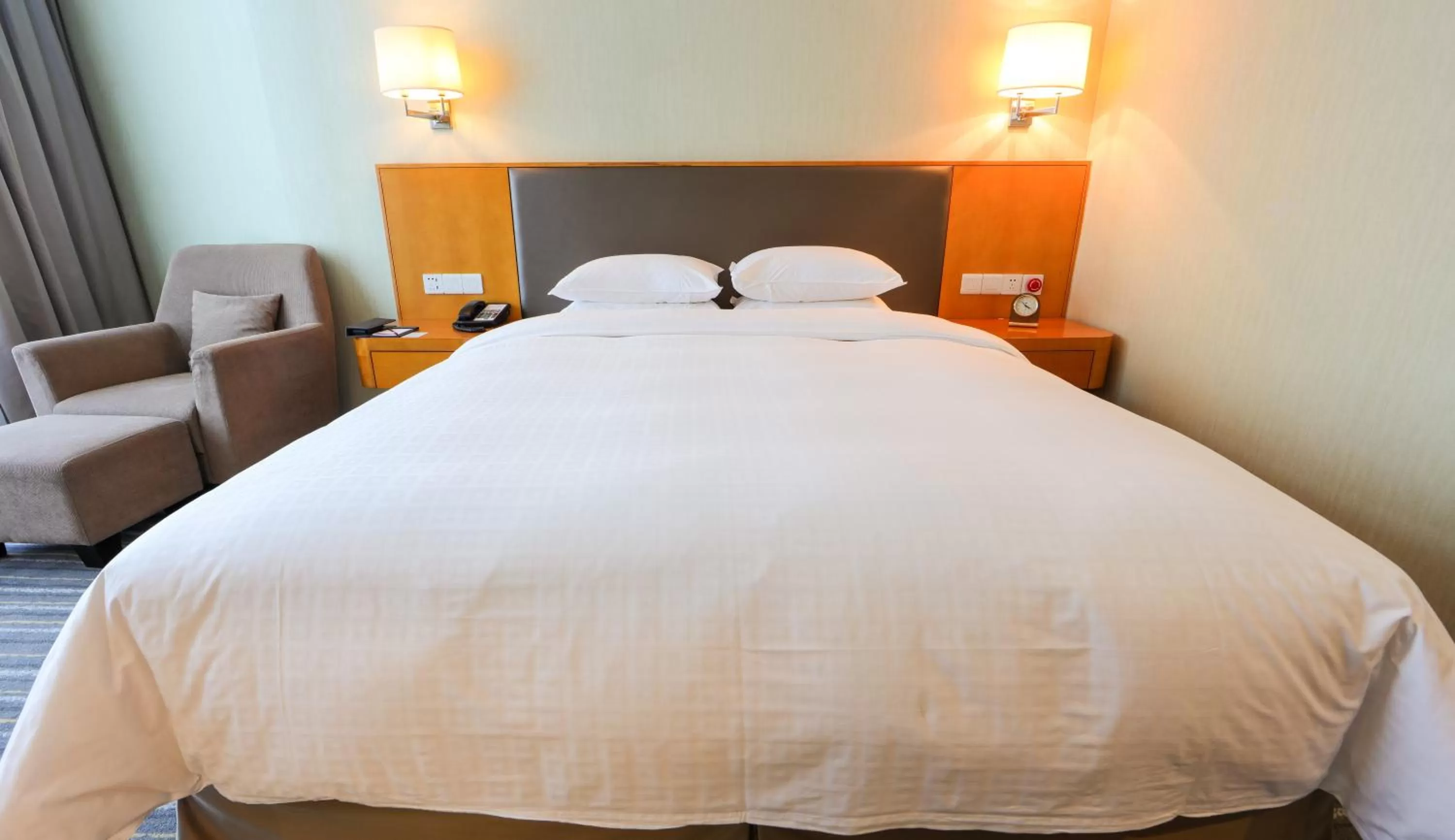Bed in Ramada Plaza Shanghai Pudong Airport - 3 mins to PVG depature floor & check entrance with hotel shuttle