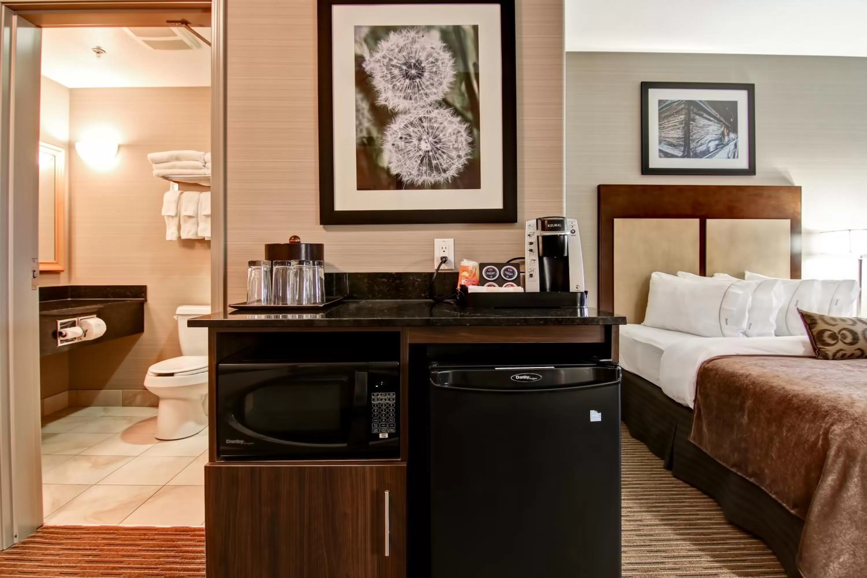 Coffee/tea facilities, Bed in Canalta Hotel Shaunavon