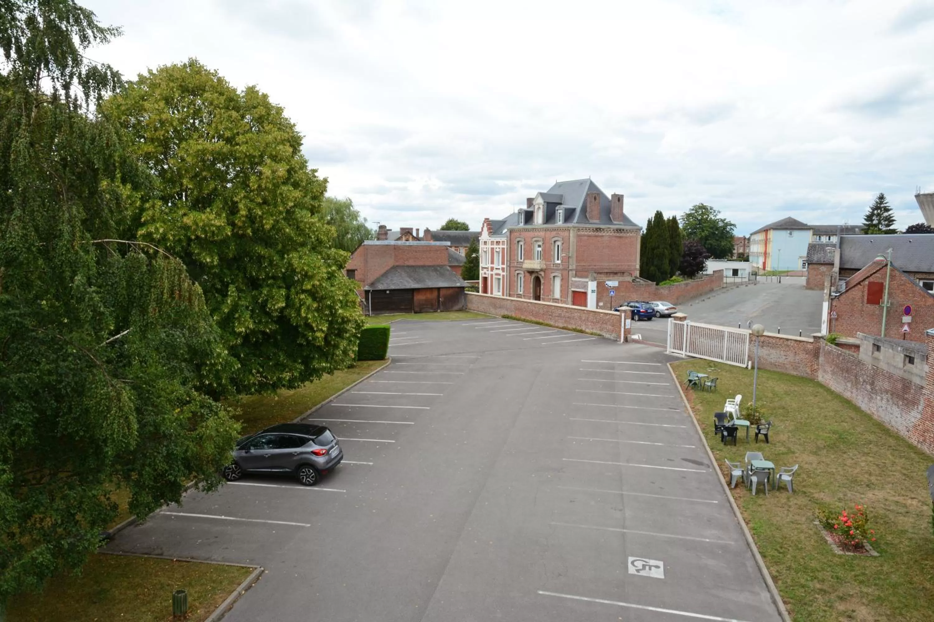 Garden in Hôtel Restaurant La Paix La Robe et le Palais