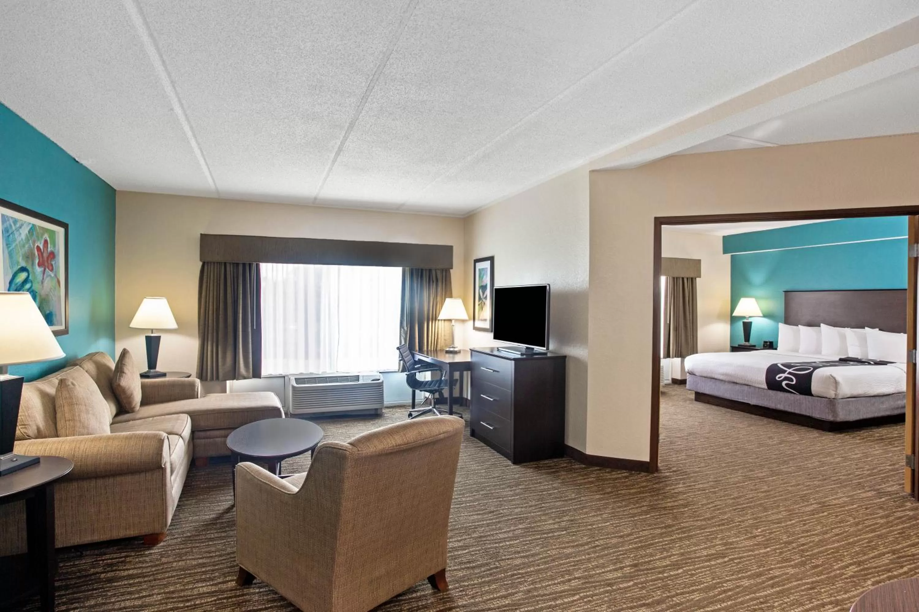 Photo of the whole room, Bed in Comfort Inn & Suites Sarasota I75