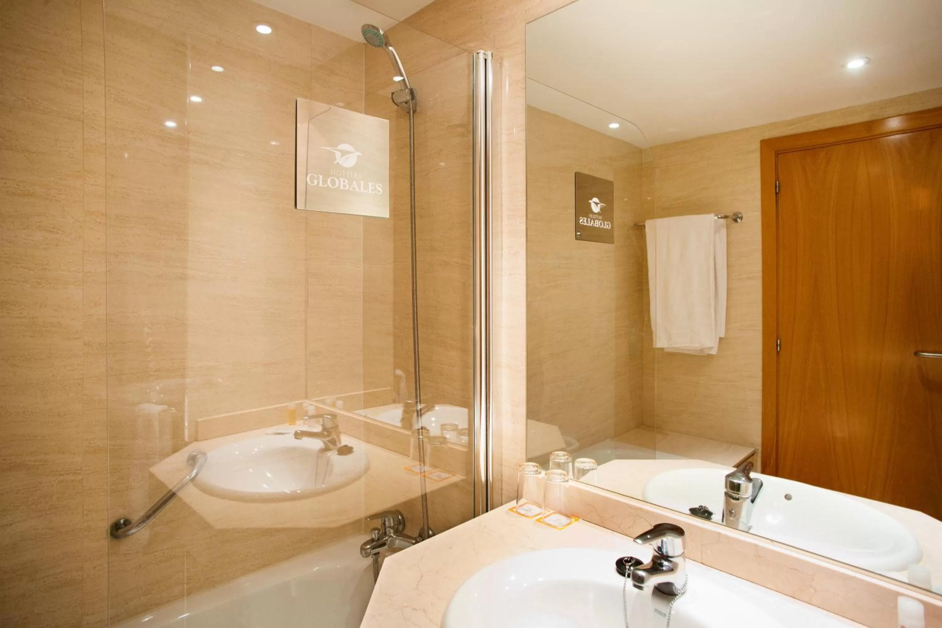 Bathroom in Globales de los Reyes