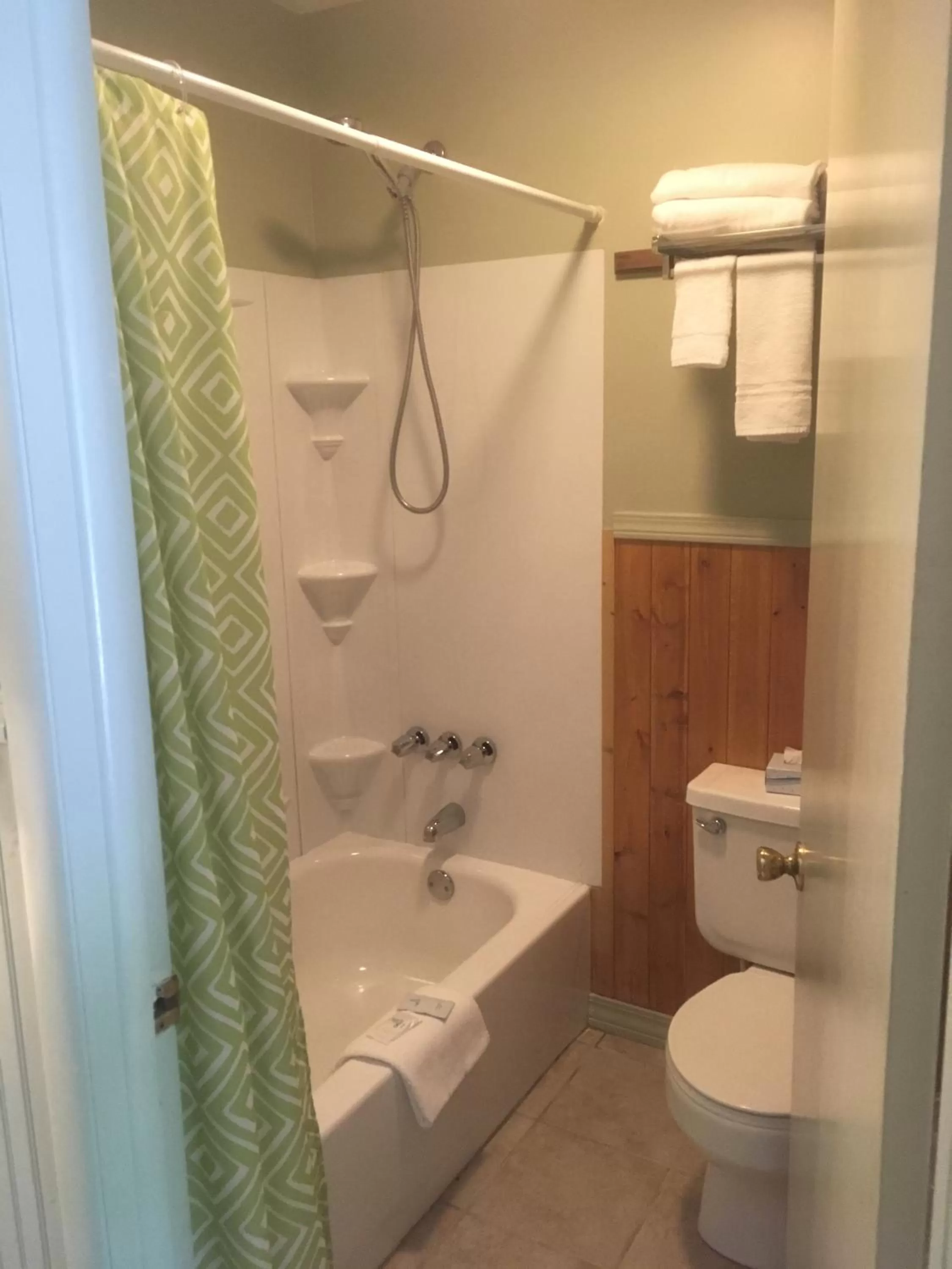 Bathroom in Sherwood Court Cottages