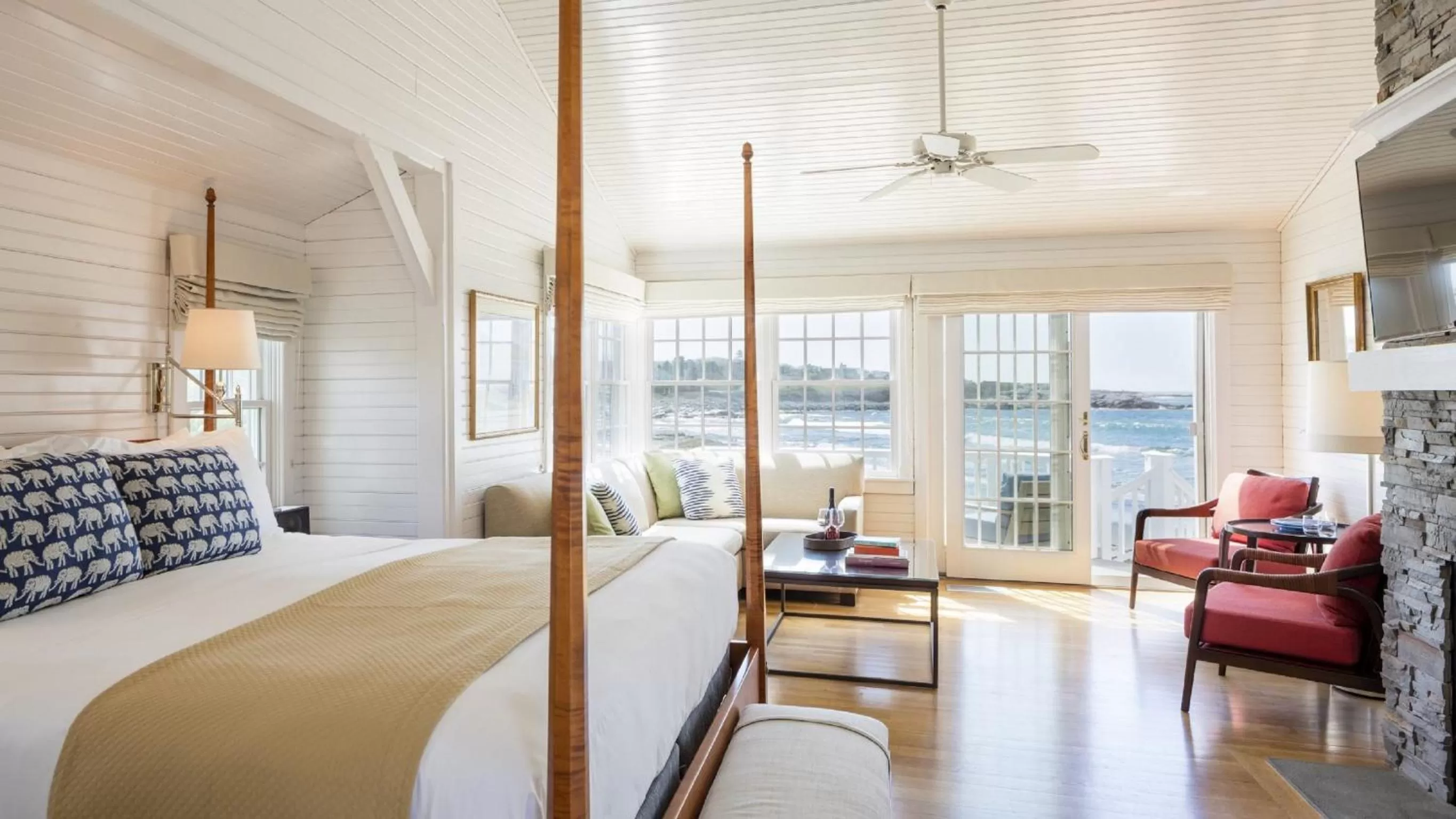 Photo of the whole room, Bed in Castle Hill Inn